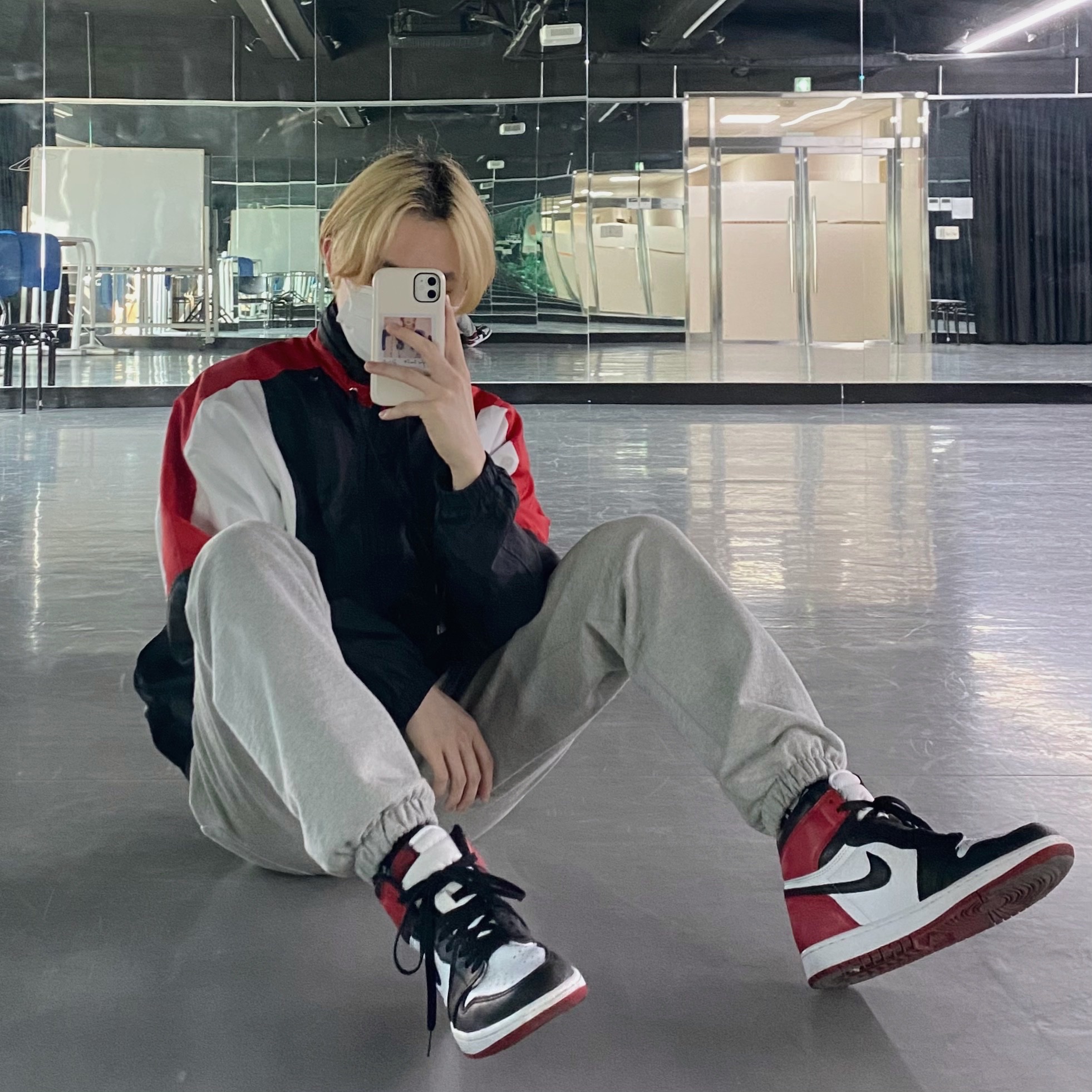 Jordan 1 Retro High OG Black Toe 2016, (W) Jordan 1 Retro High Satin Black Toe 착용 스타일 - 1