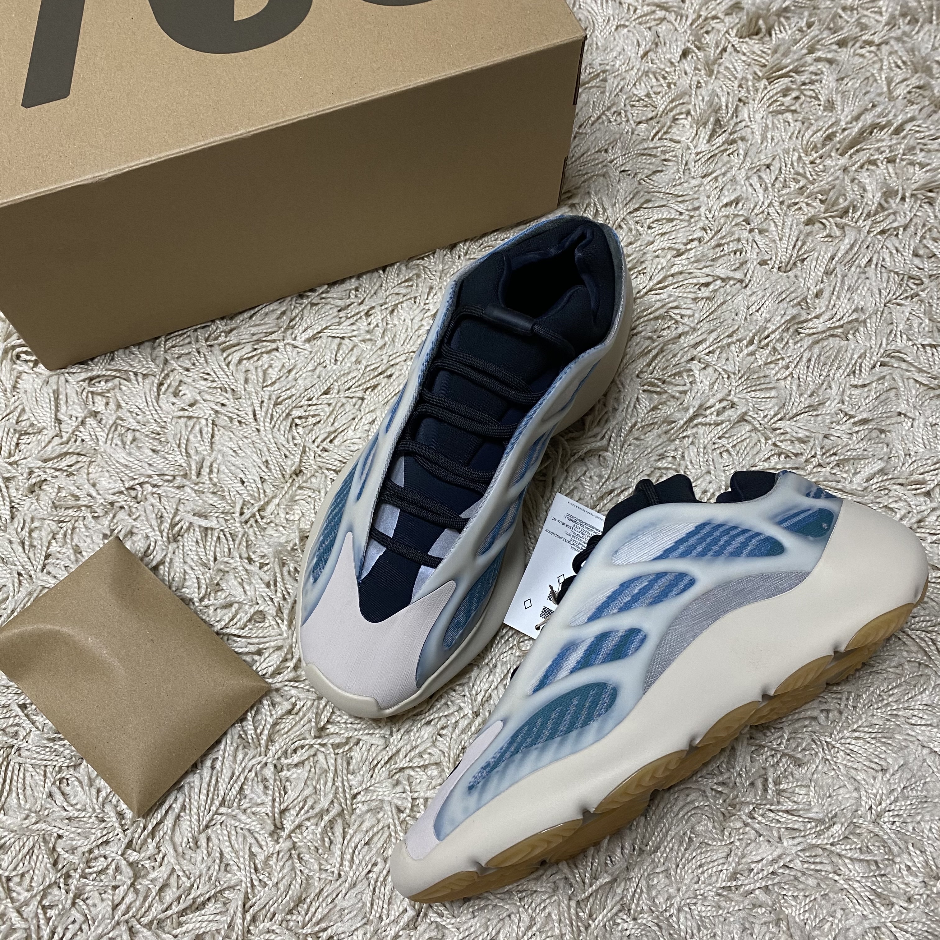 Adidas Yeezy 700 V3 Kyanite 착용 스타일
