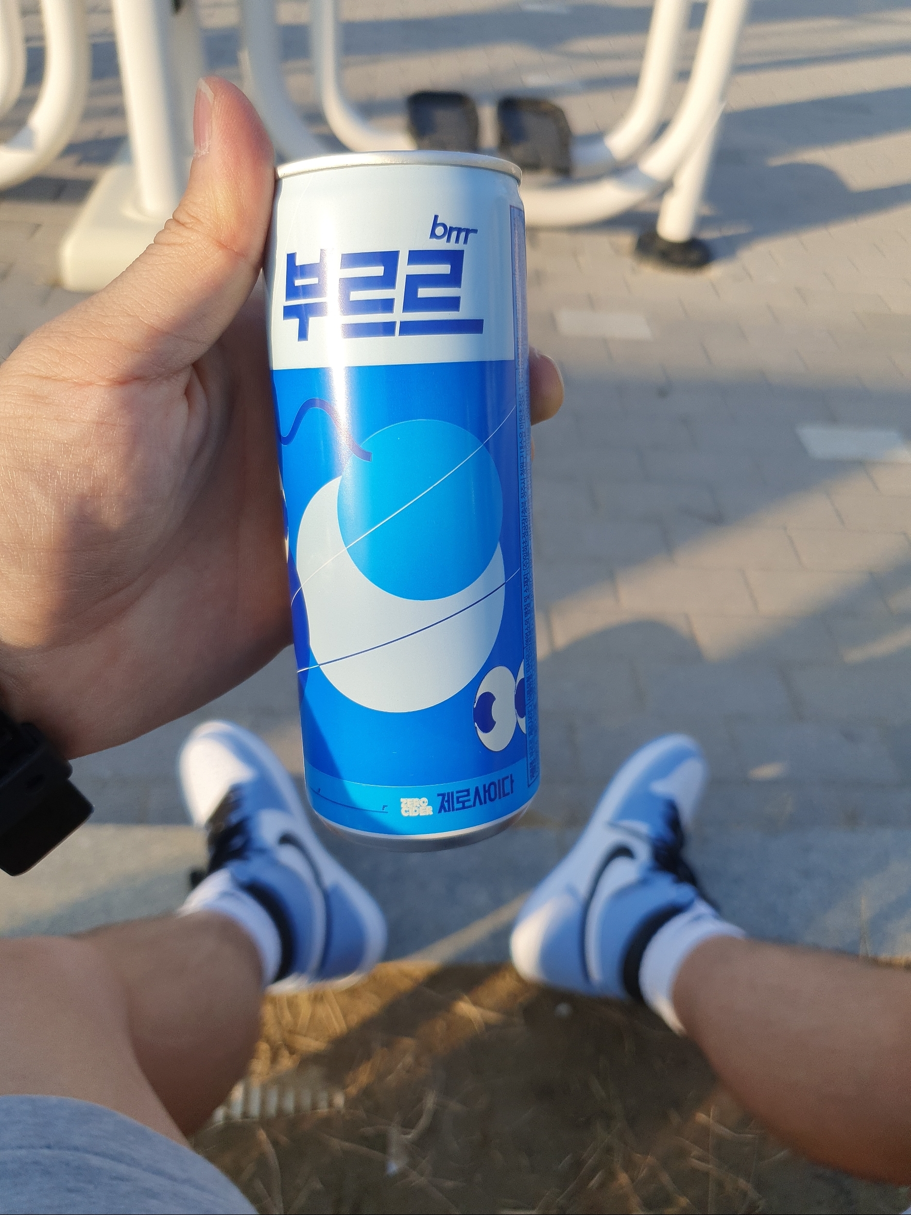 Jordan 1 Retro High OG University Blue 착용 스타일 - 3