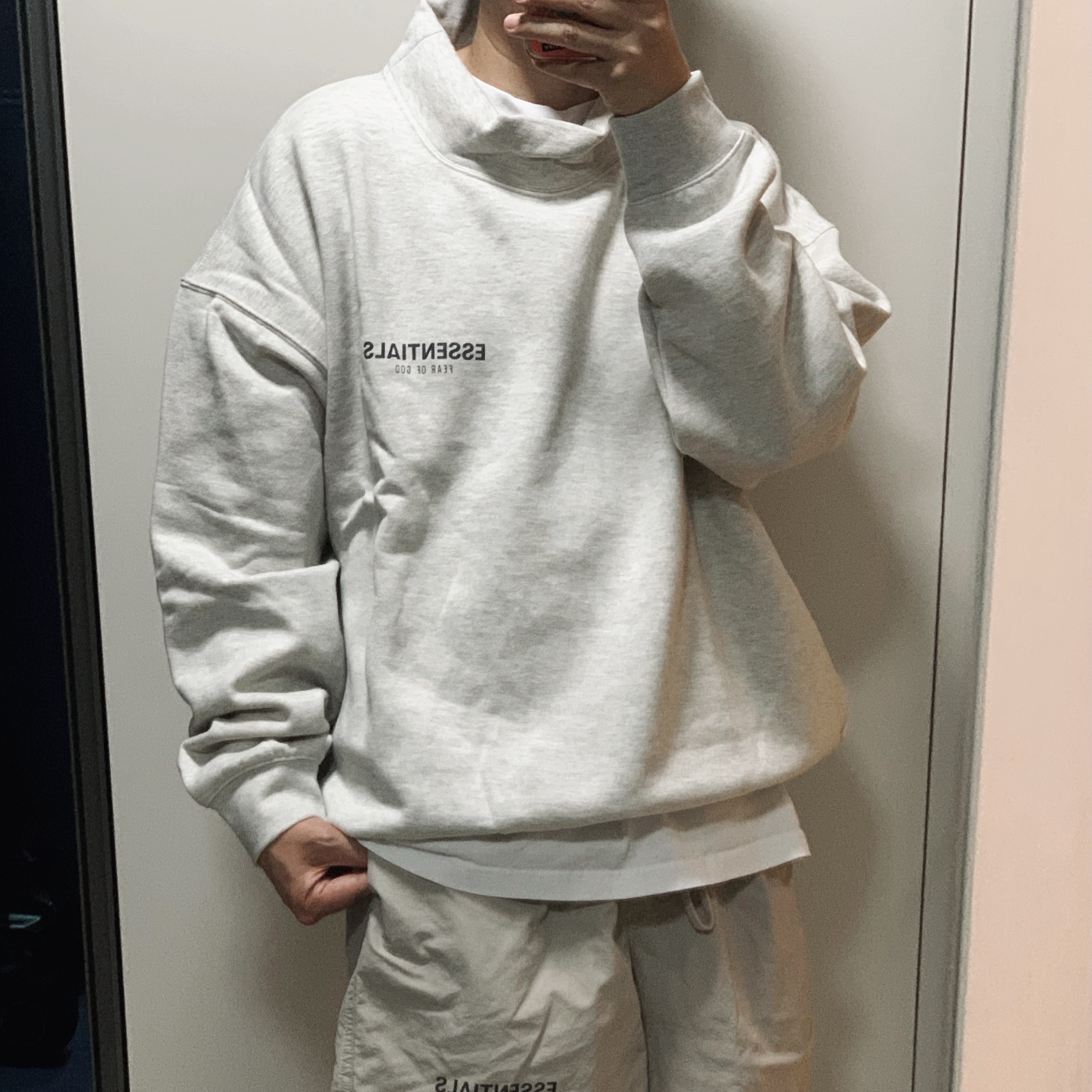 Adidas Yeezy Foam RNNR MXT Moon Gray 착용 스타일 - 2