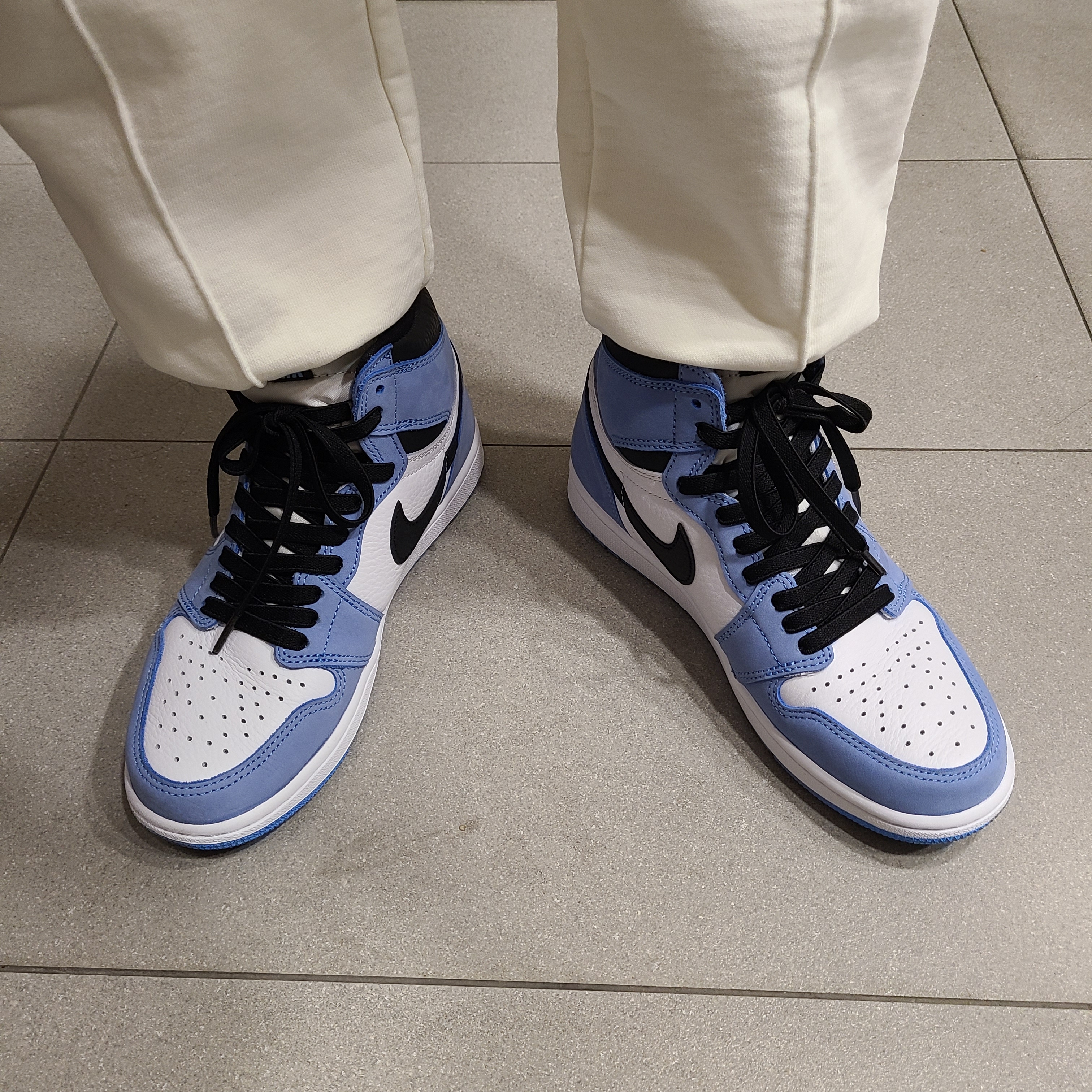 Jordan 1 Retro High OG University Blue 착용 스타일 - 1