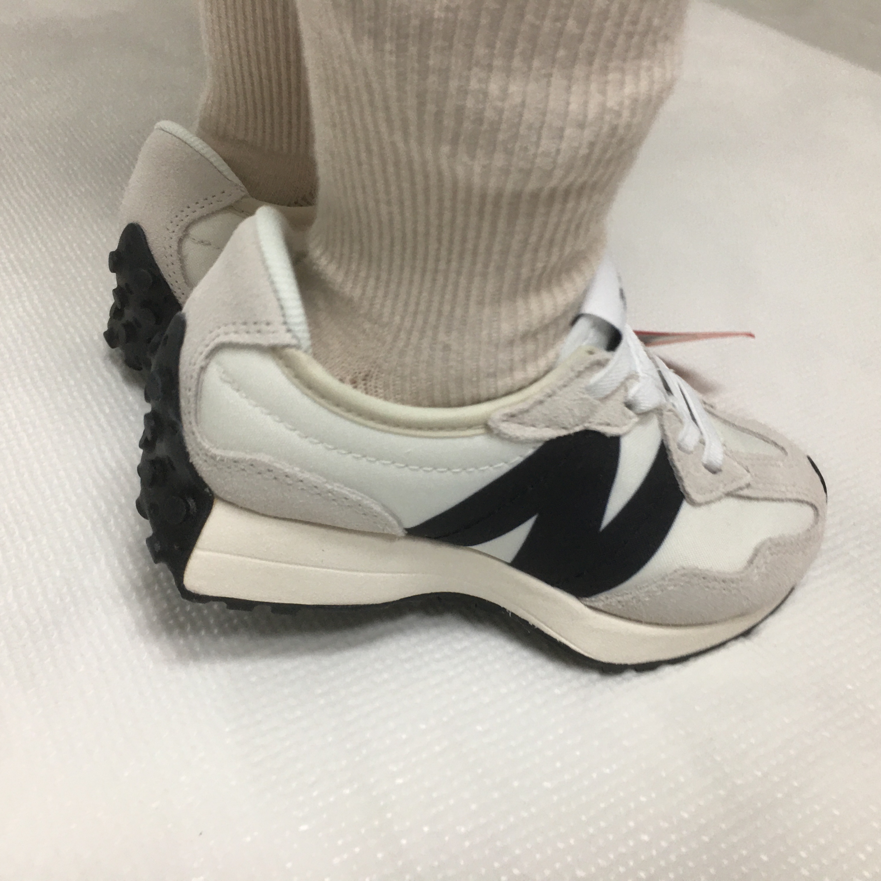 (PS) New Balance 327 White Black 착용 스타일 - 2