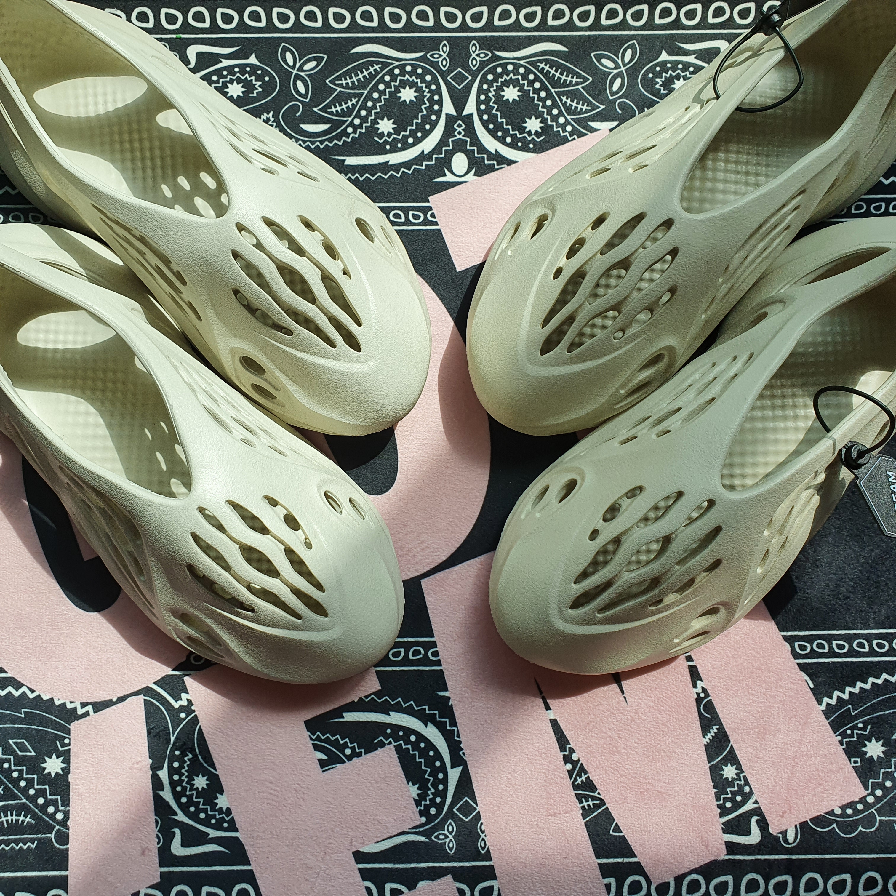 Adidas Yeezy Foam RNNR Sand 착용 스타일 - 2