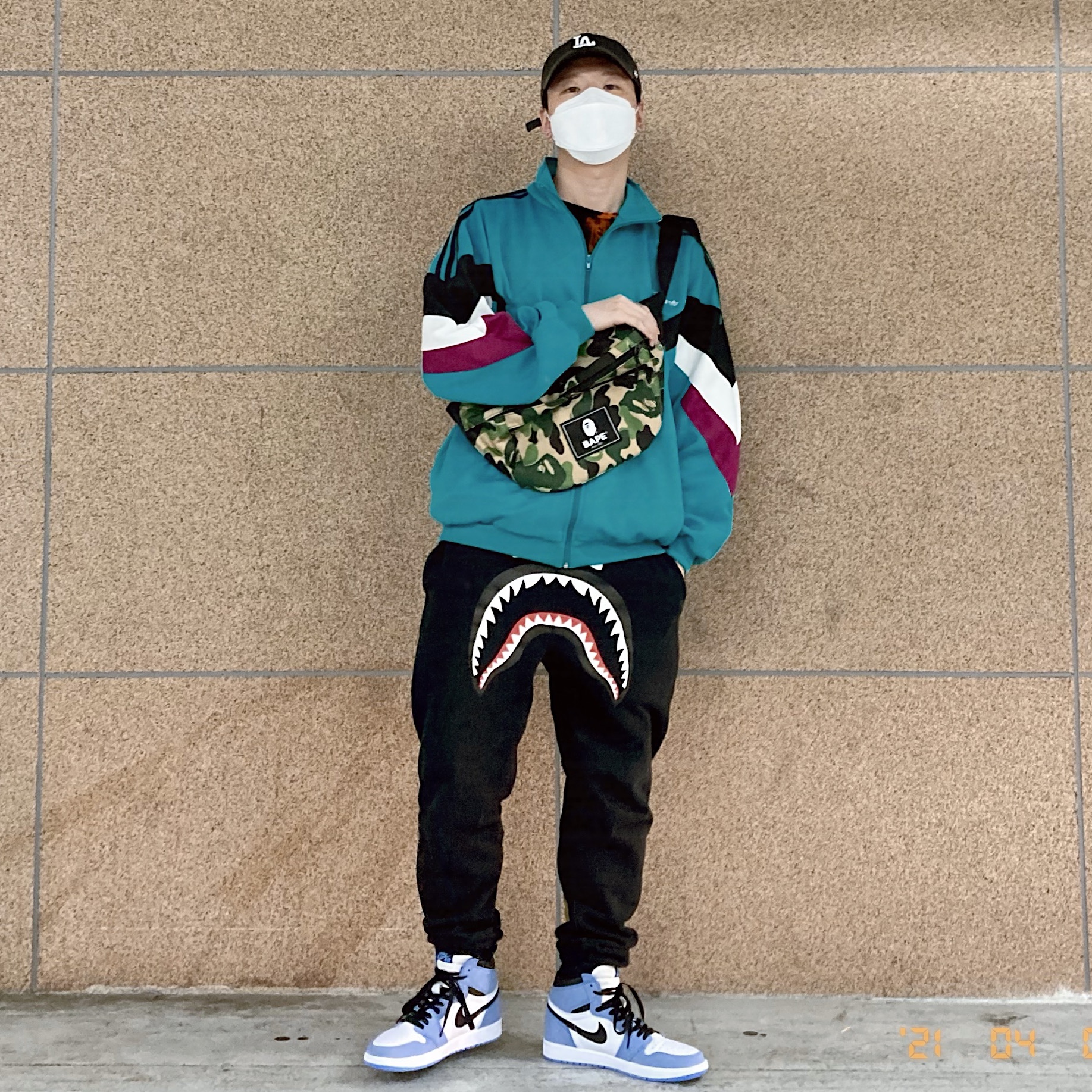 Jordan 1 Retro High OG University Blue 착용 스타일 - 1