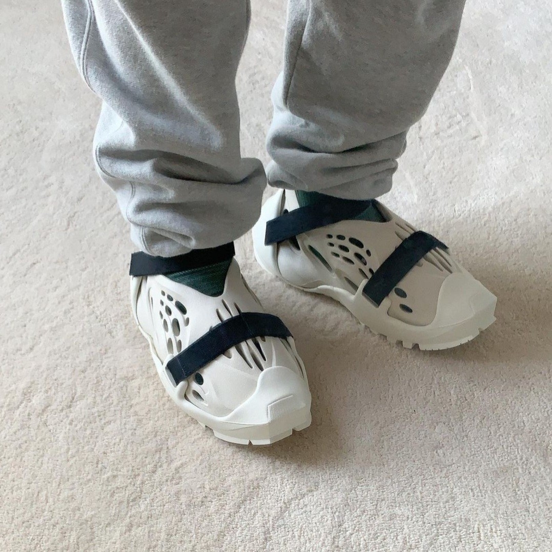 Adidas Yeezy Foam RNNR Sand, Nike x Matthew M Williams Free TR 3 SP Sail Black 착용 스타일 - 2
