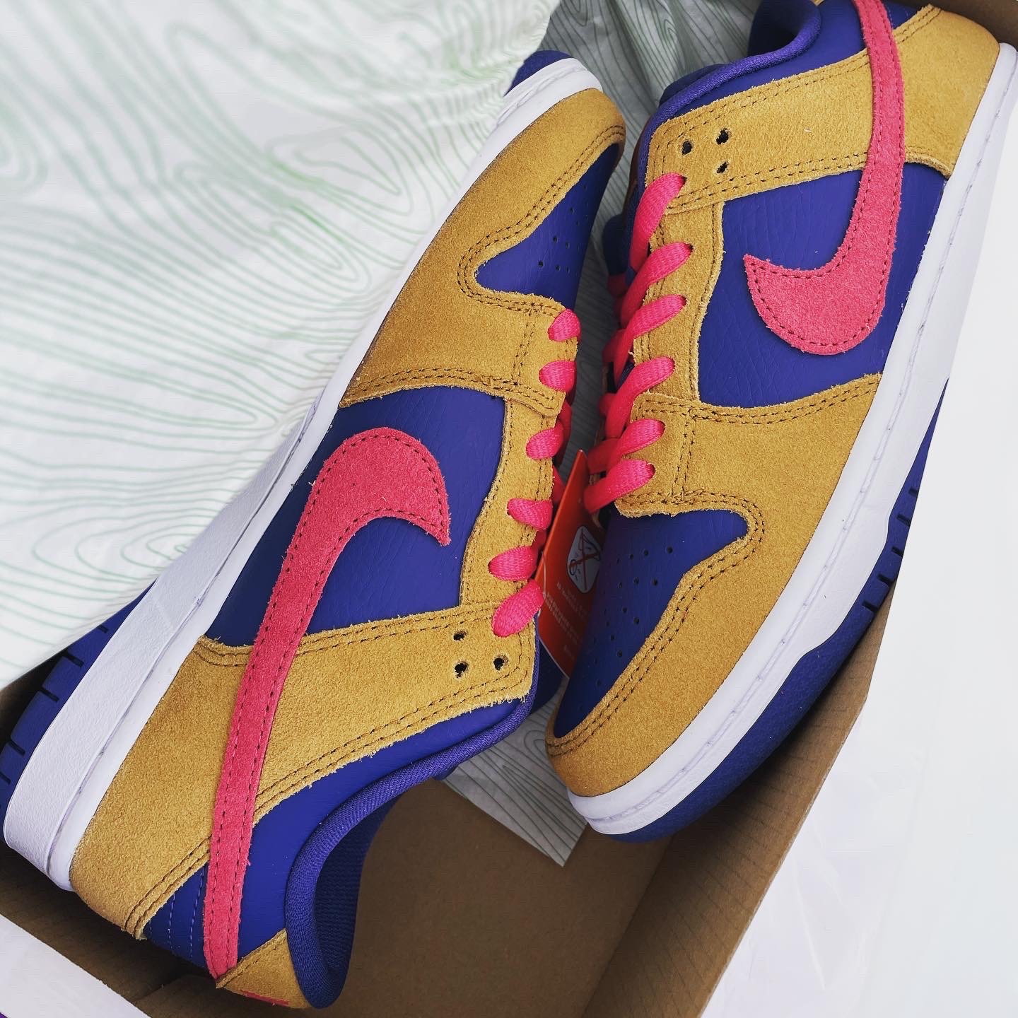 Nike SB Dunk Low Pro Wheat and Purple 착용 스타일 - 3