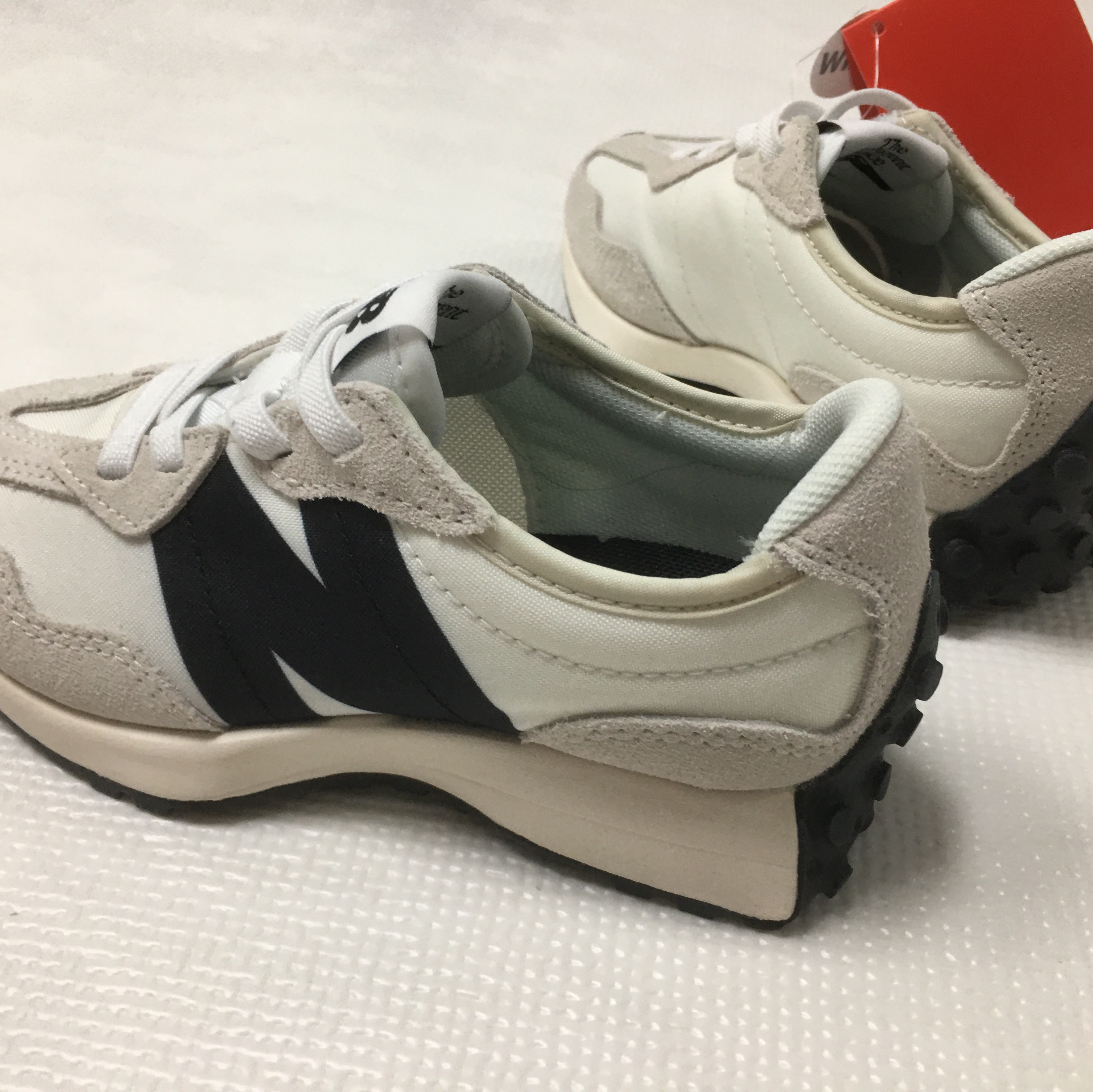 (PS) New Balance 327 White Black 착용 스타일 - 3
