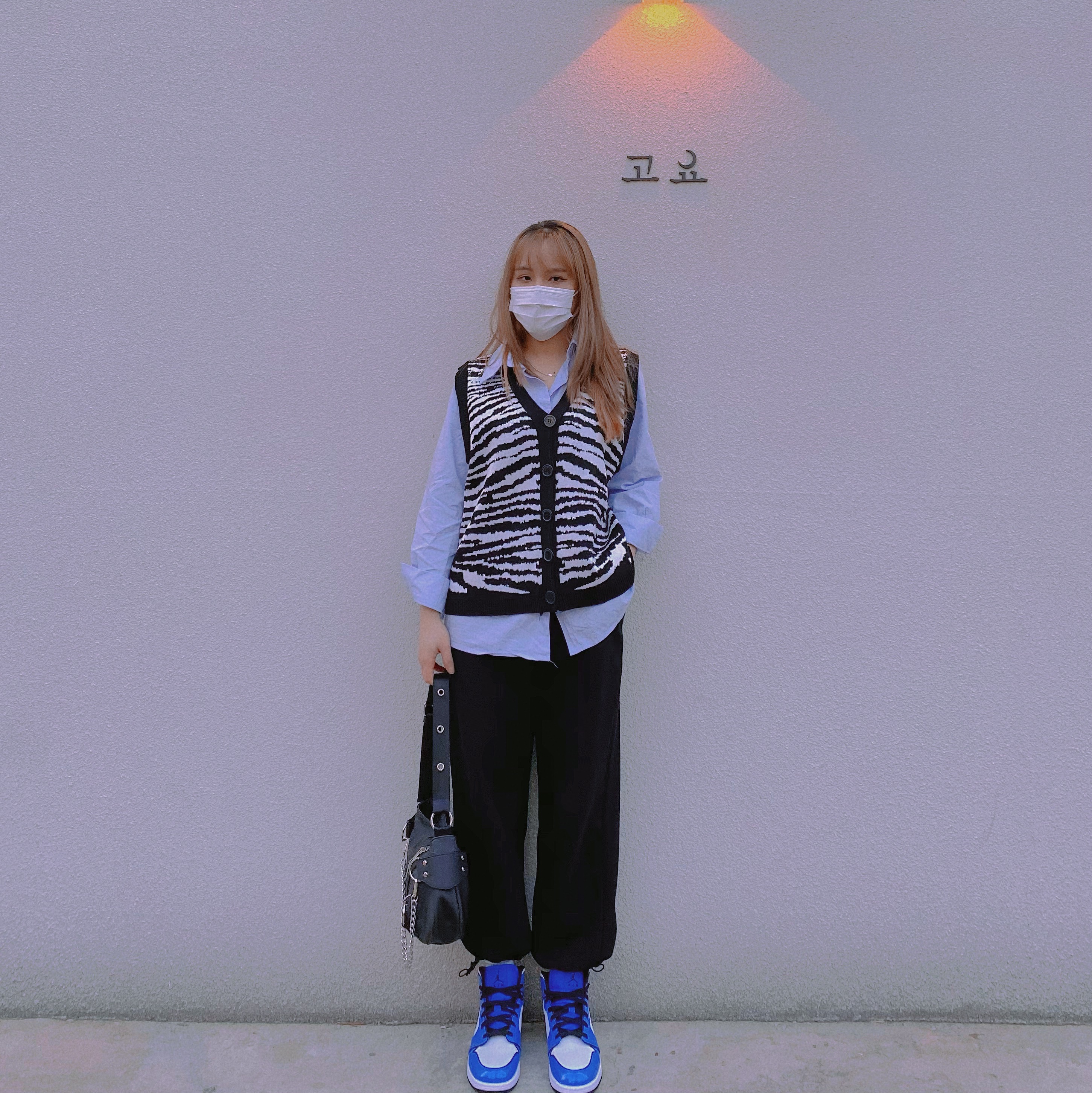 Jordan 1 Mid SE Signal Blue 착용 스타일 - 2
