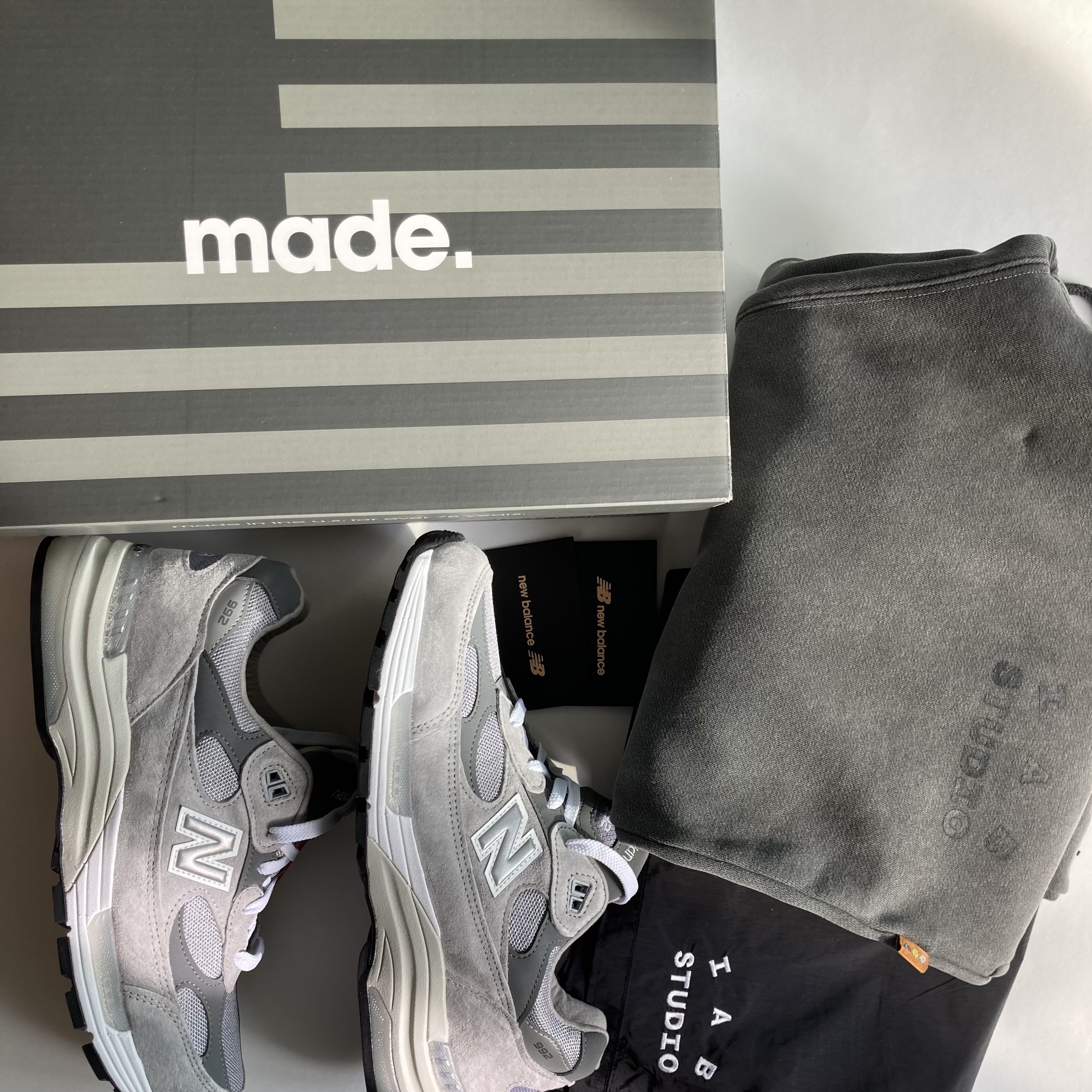 New Balance 992 Made in USA Grey - D Standard, IAB Studio Woven Shorts Black 착용 스타일 - 1