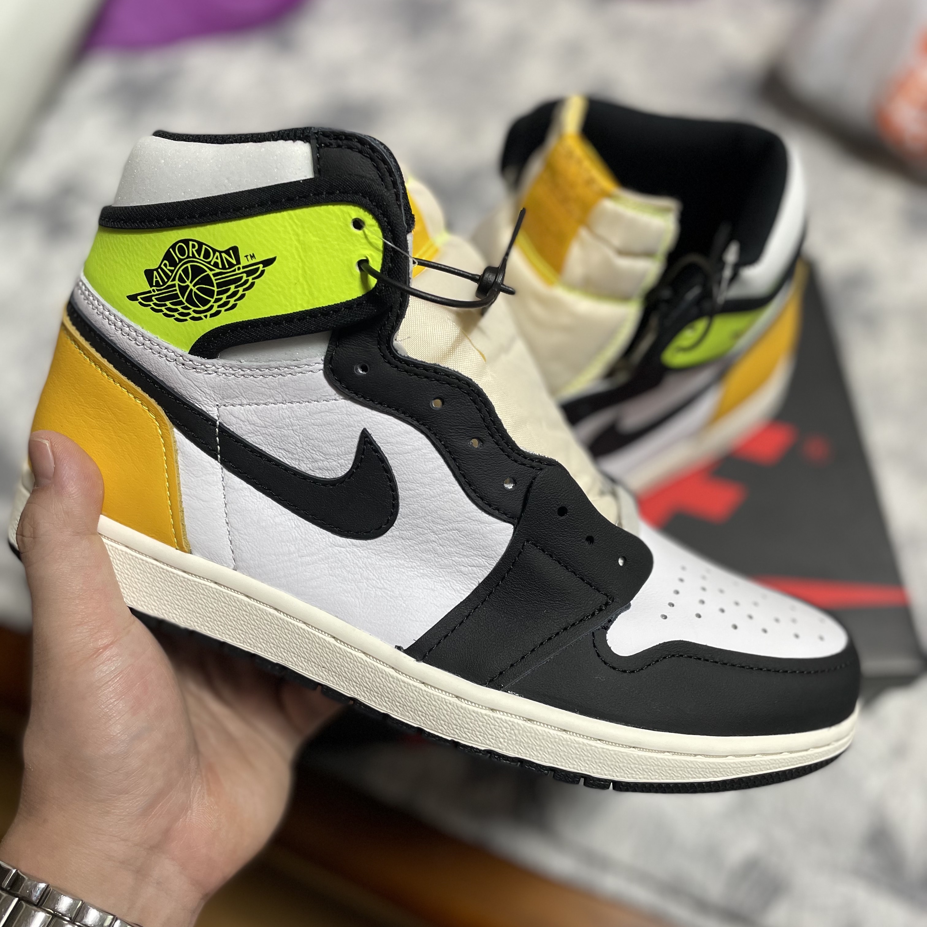 Jordan 1 Retro High OG Volt Gold 착용 스타일 - 1