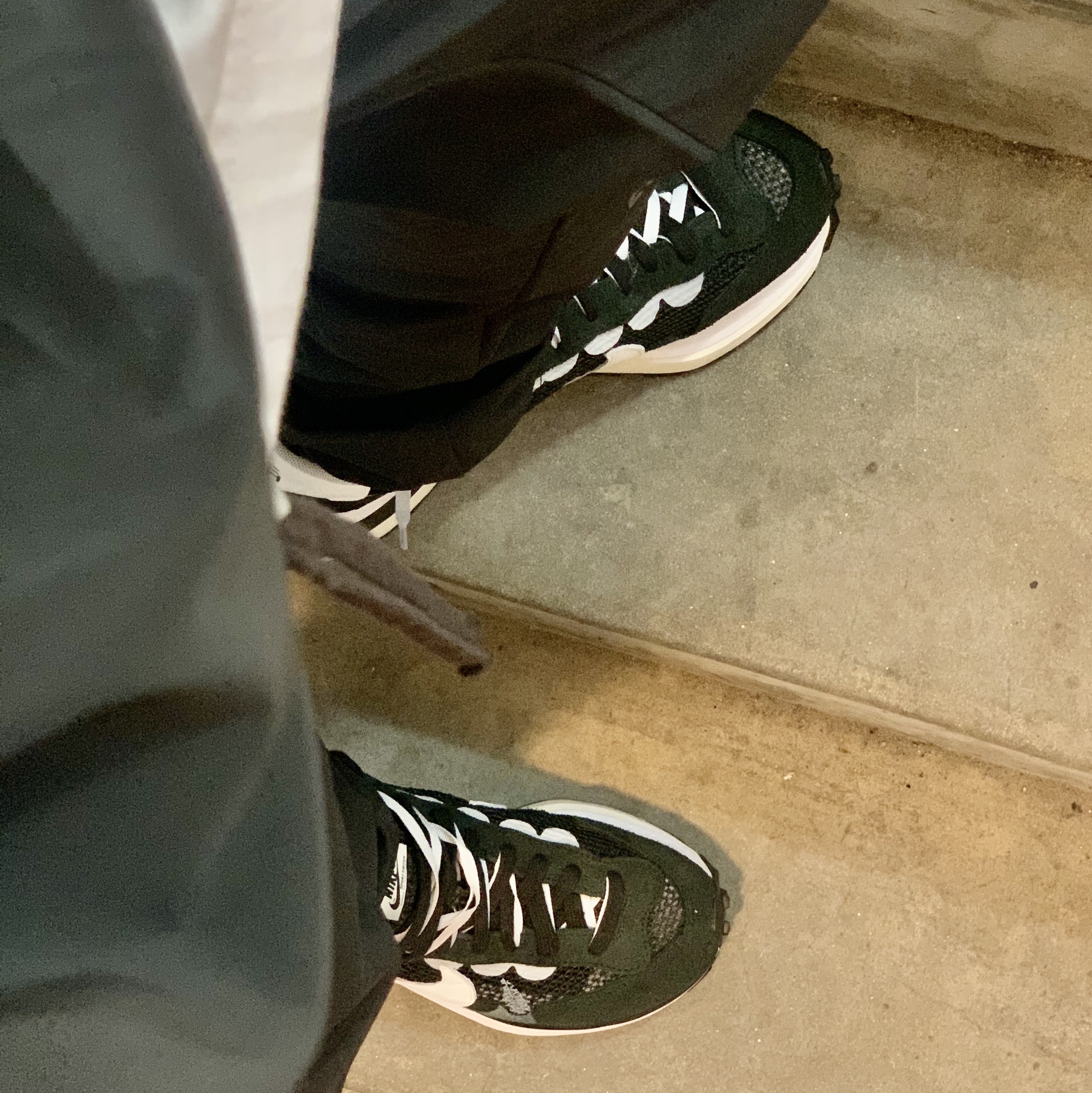 Nike x Sacai VaporWaffle Black White, Essentials Sweatpants Dark Slate/Black 2020 착용 스타일 - 2