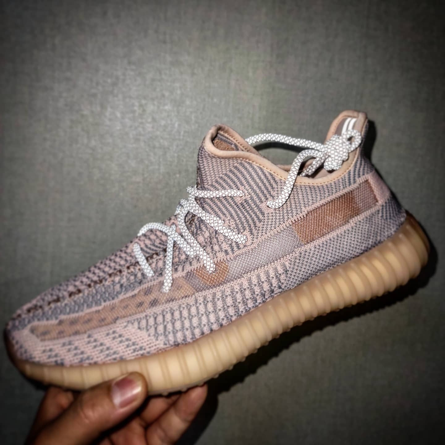 Adidas Yeezy Boost 350 V2 Synth - Non-Reflective 착용 스타일 - 2