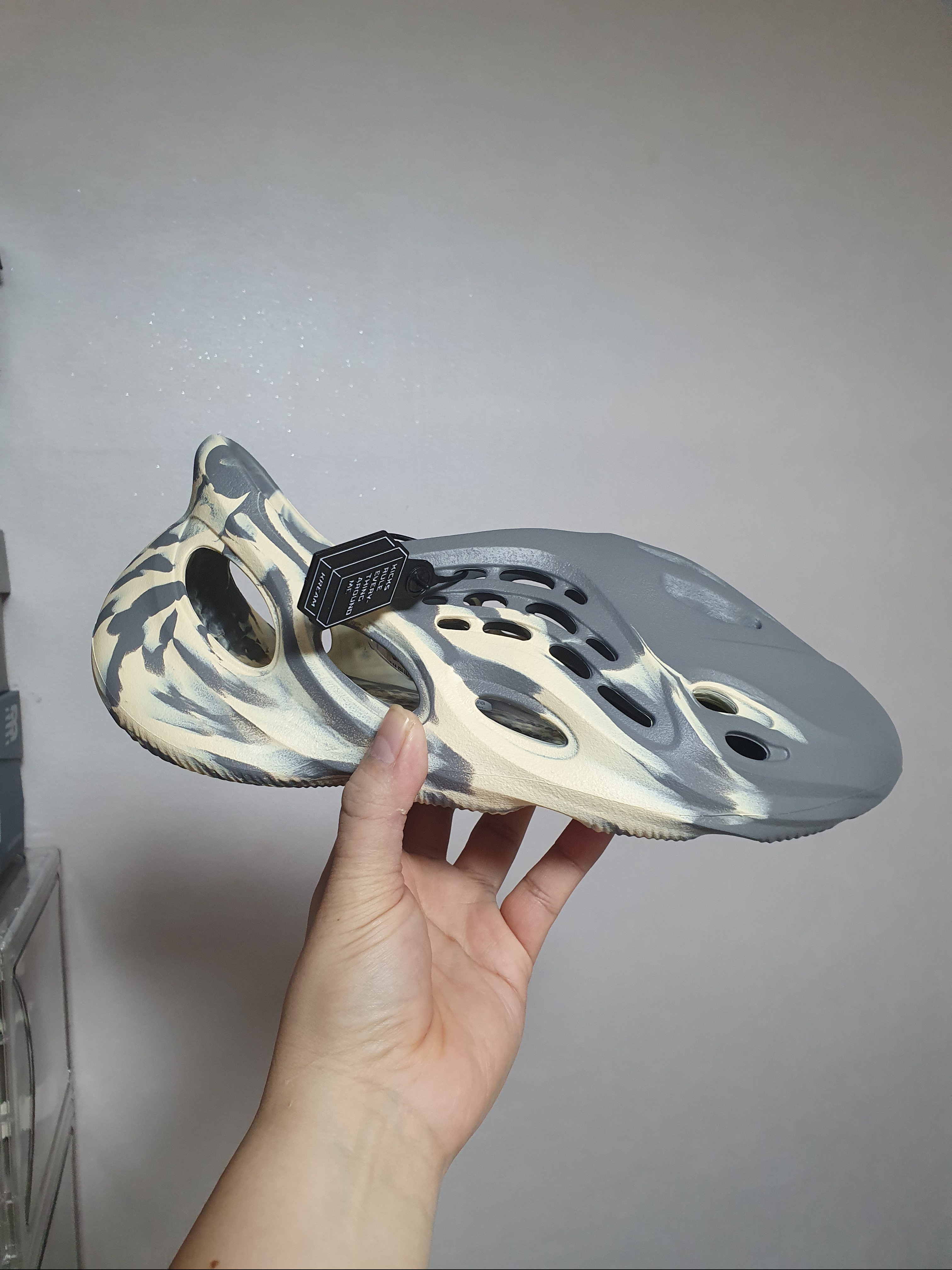 Adidas Yeezy Foam RNNR MXT Moon Gray 착용 스타일 - 1