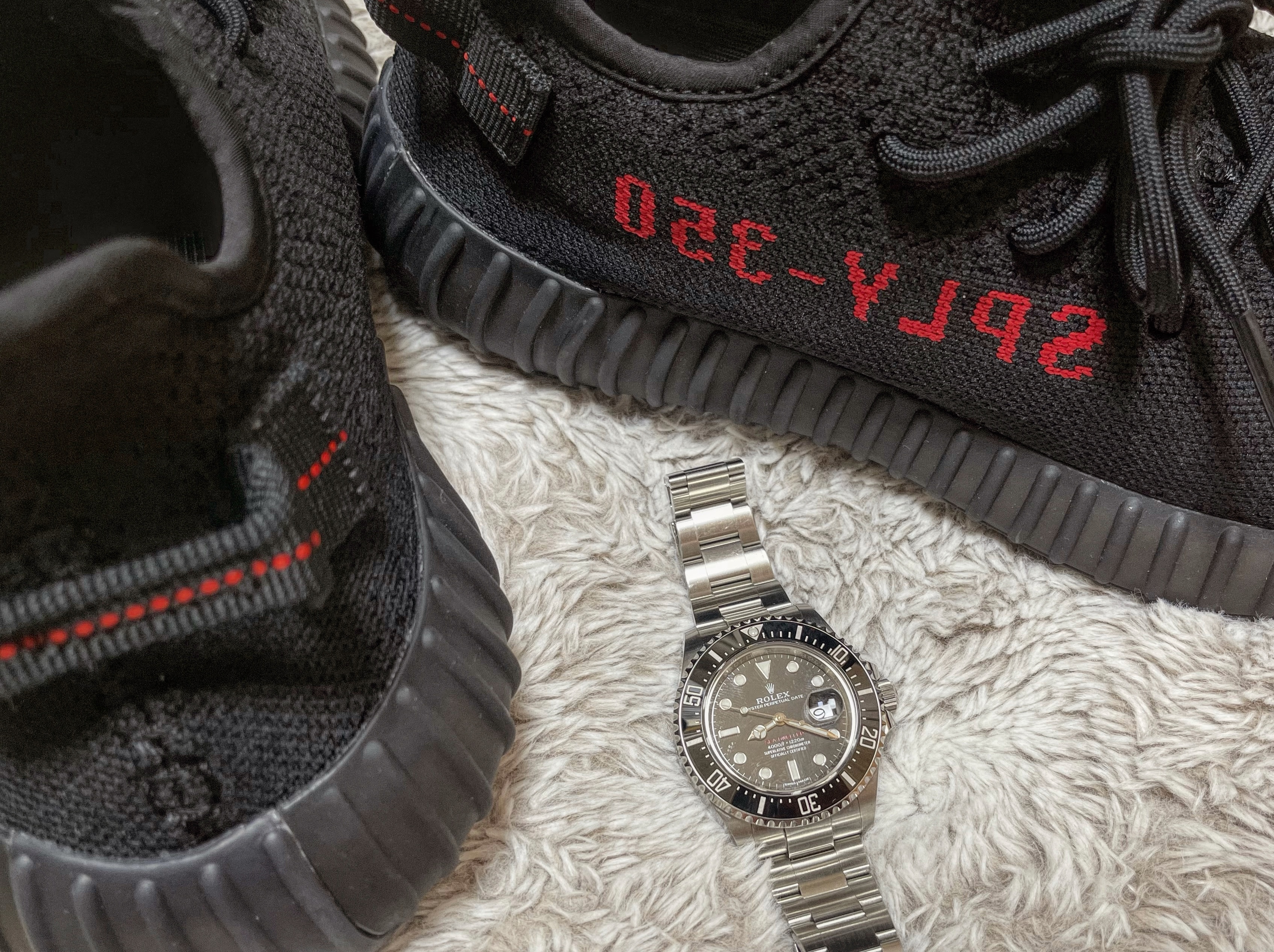 Adidas Yeezy Boost 350 V2 Black Red 2020 착용 스타일
