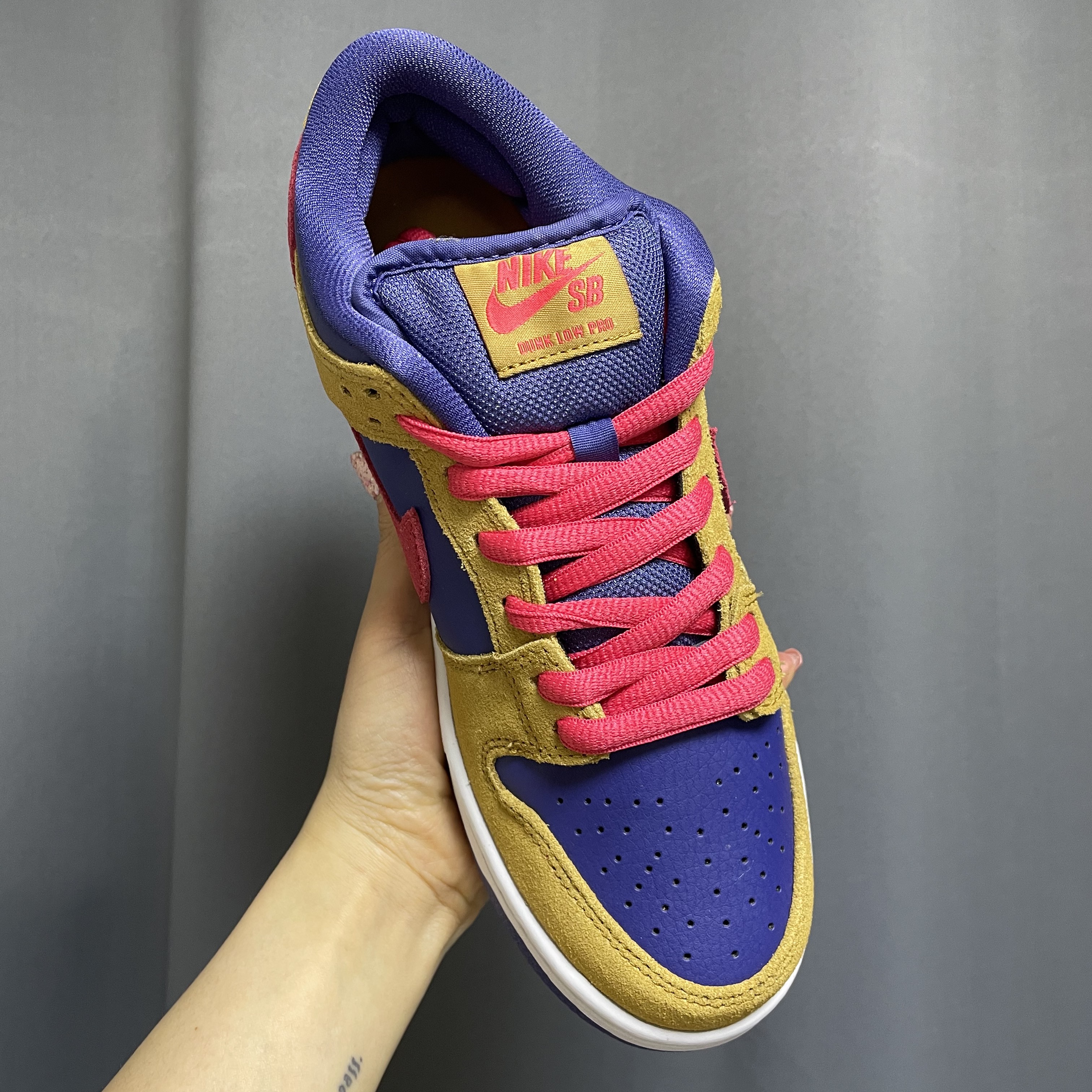Nike SB Dunk Low Pro Wheat and Purple 착용 스타일 - 2