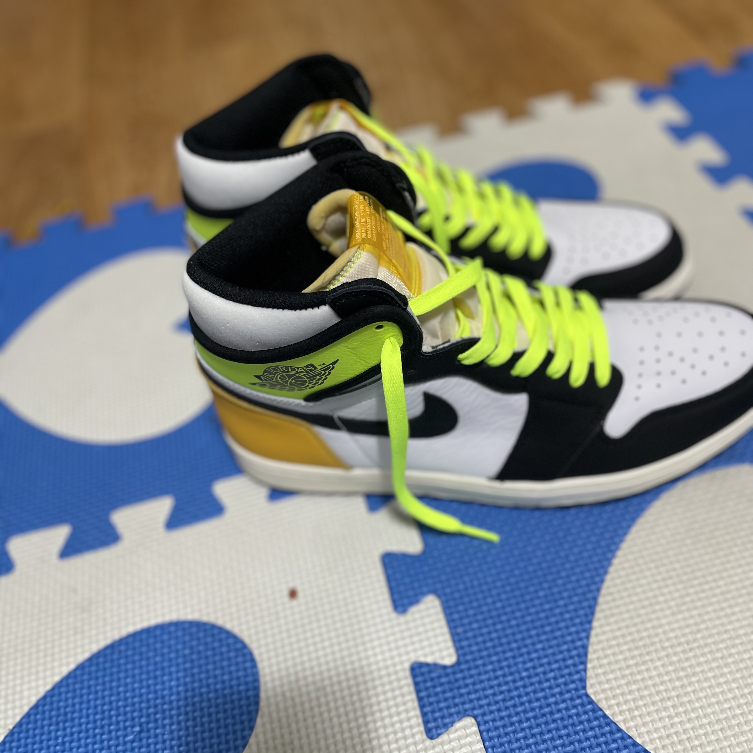 Jordan 1 Retro High OG Volt Gold 착용 스타일 - 2
