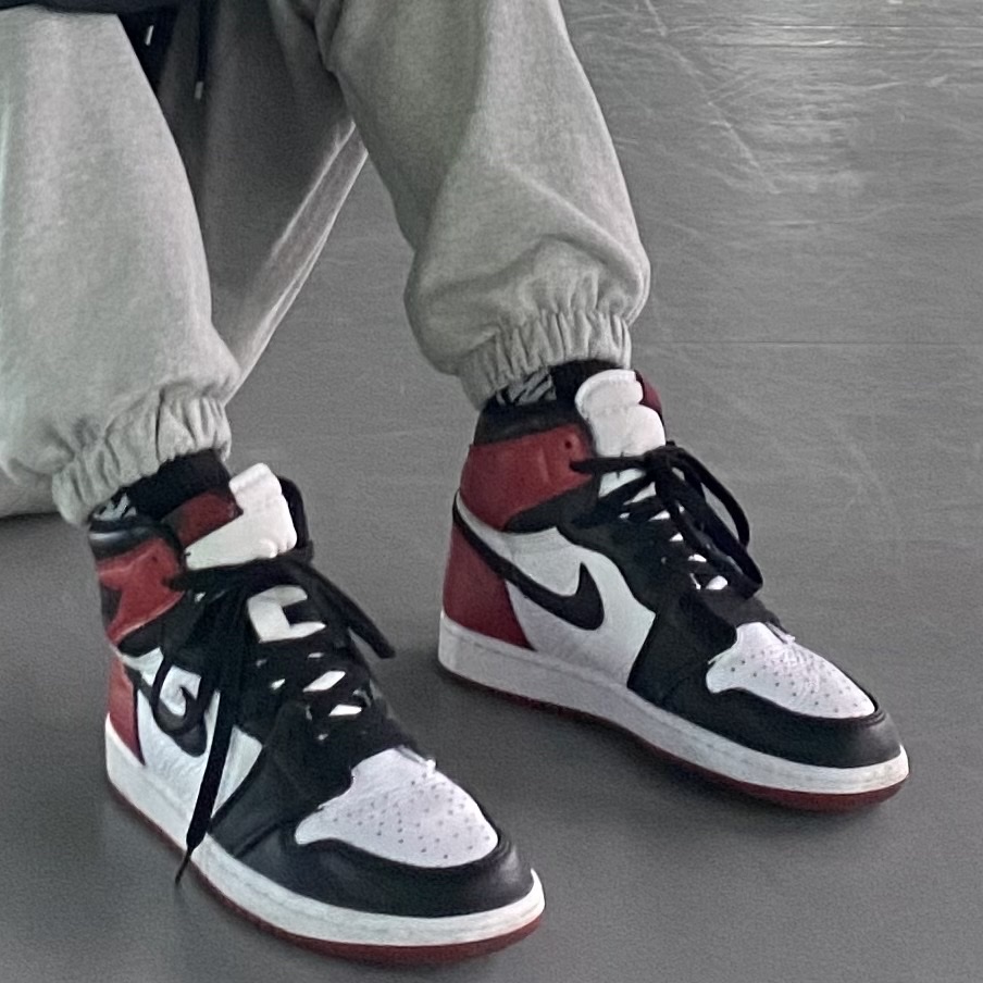 Jordan 1 Retro High OG Black Toe 2016, (W) Jordan 1 Retro High Satin Black Toe 착용 스타일 - 2
