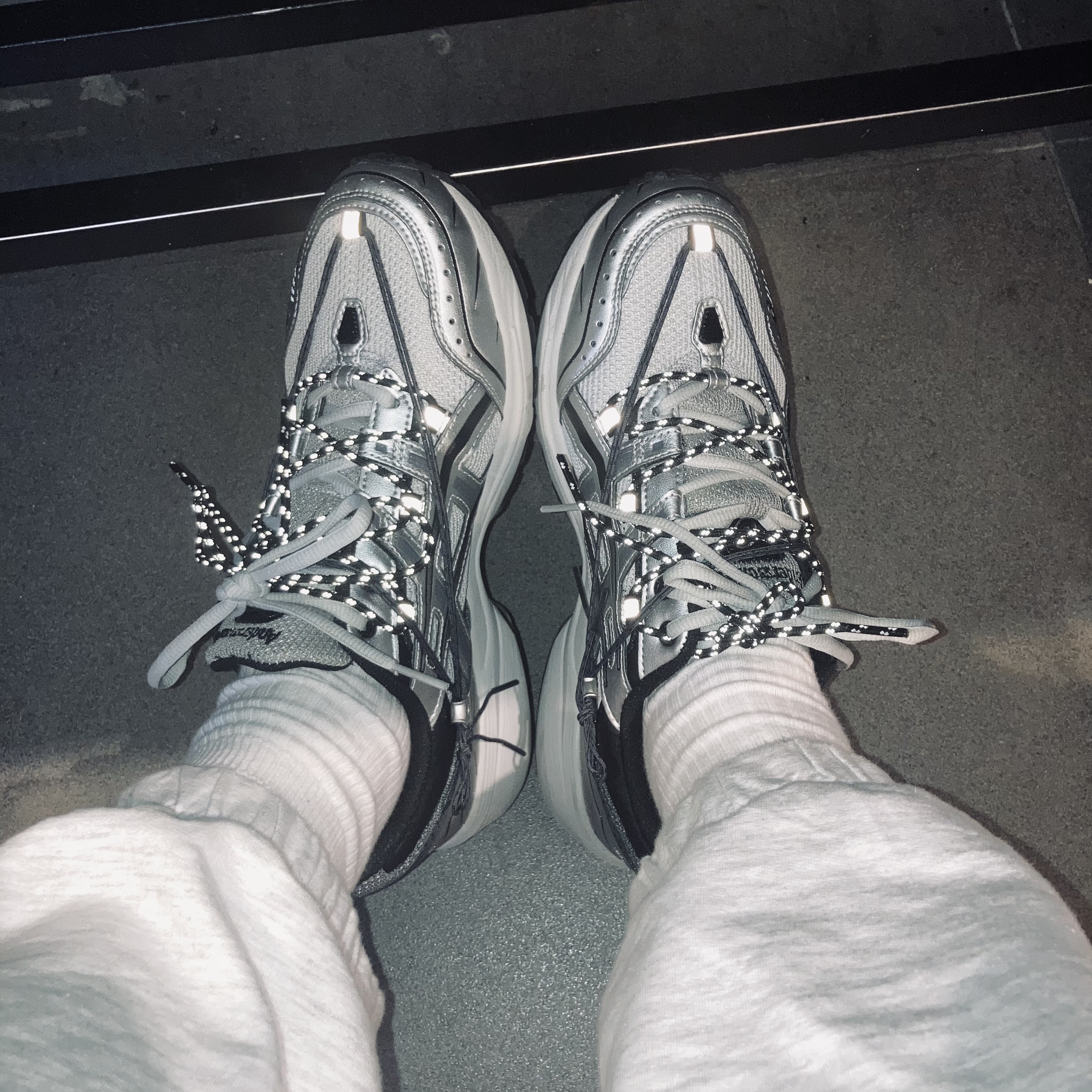 Asics x Andersson Bell Gel-1090 Glacier Grey Silver 착용 스타일