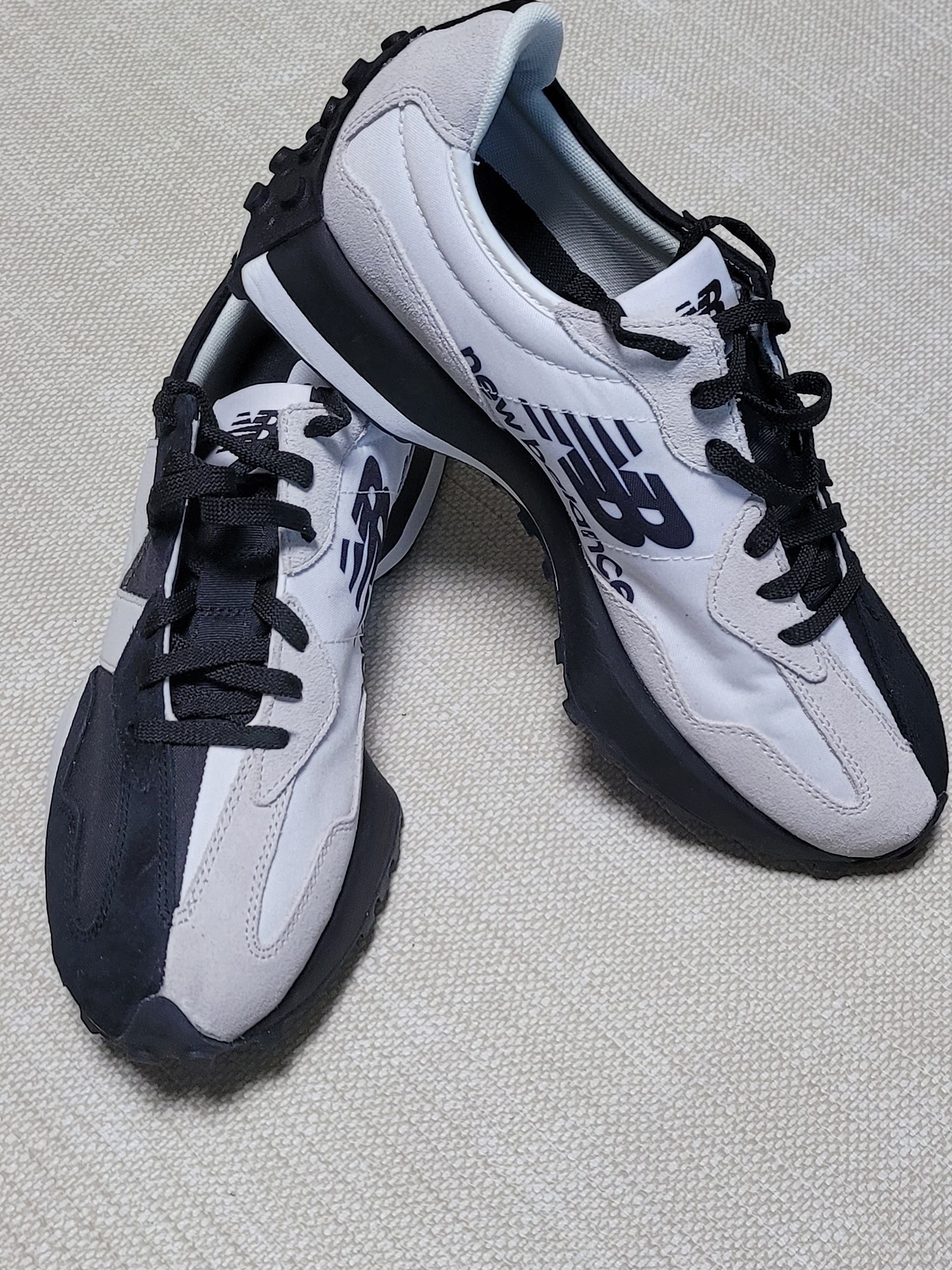 New Balance 327 NB Collective Black Grey 착용 스타일 - 3