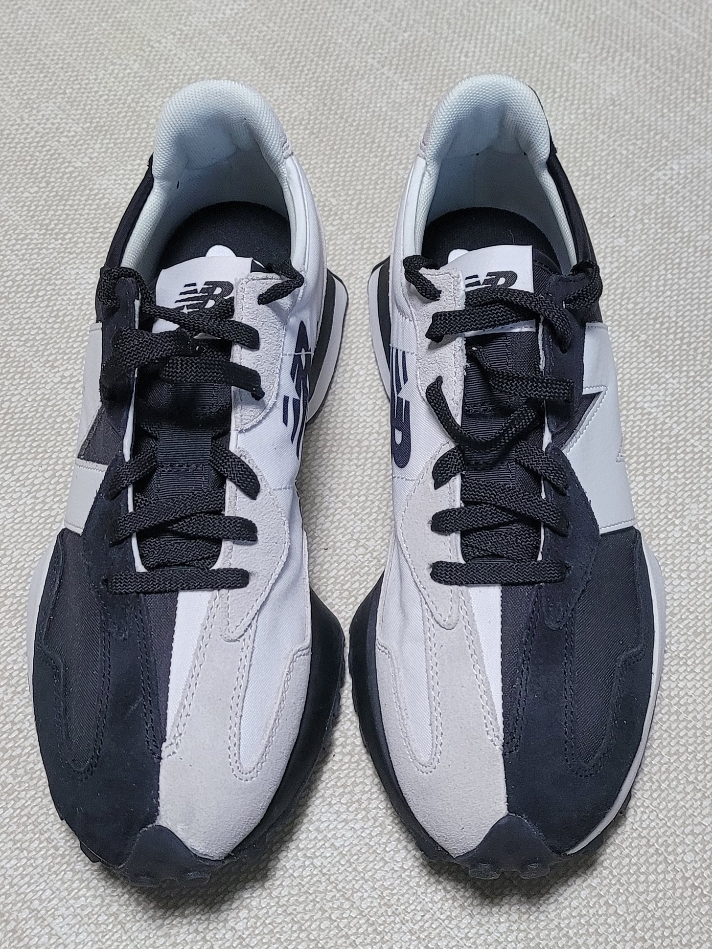 New Balance 327 NB Collective Black Grey 착용 스타일 - 1