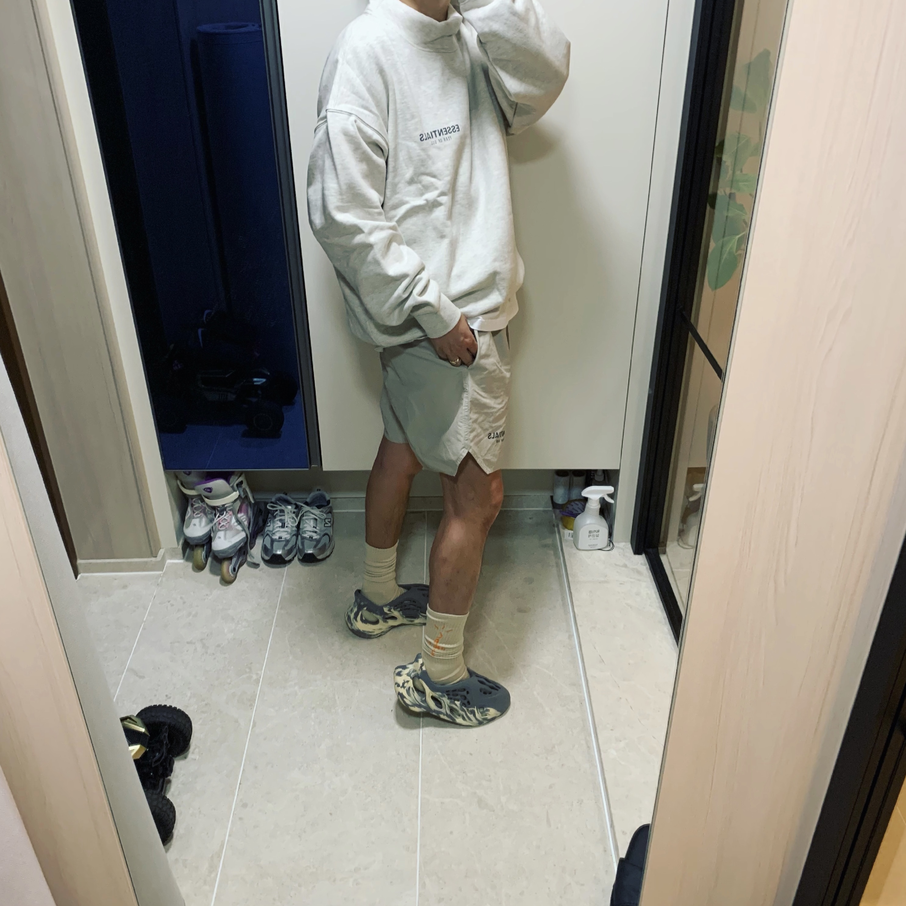 Adidas Yeezy Foam RNNR MXT Moon Gray 착용 스타일 - 3