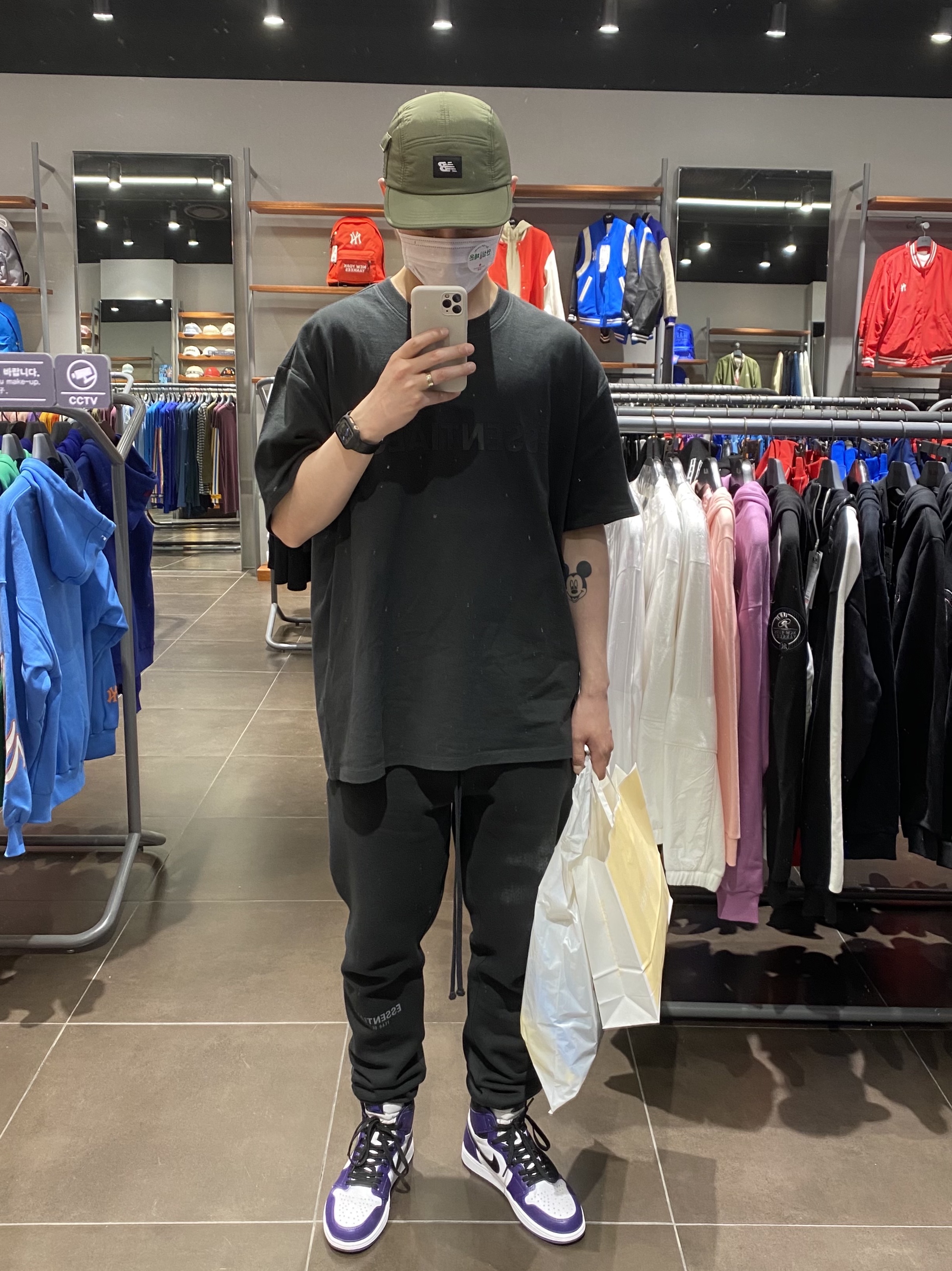 Essentials 3D Silicon Applique Boxy T-Shirt Dark Slate/Black 2020, Essentials Sweatpants Dark Slate/Black 2020 착용 스타일