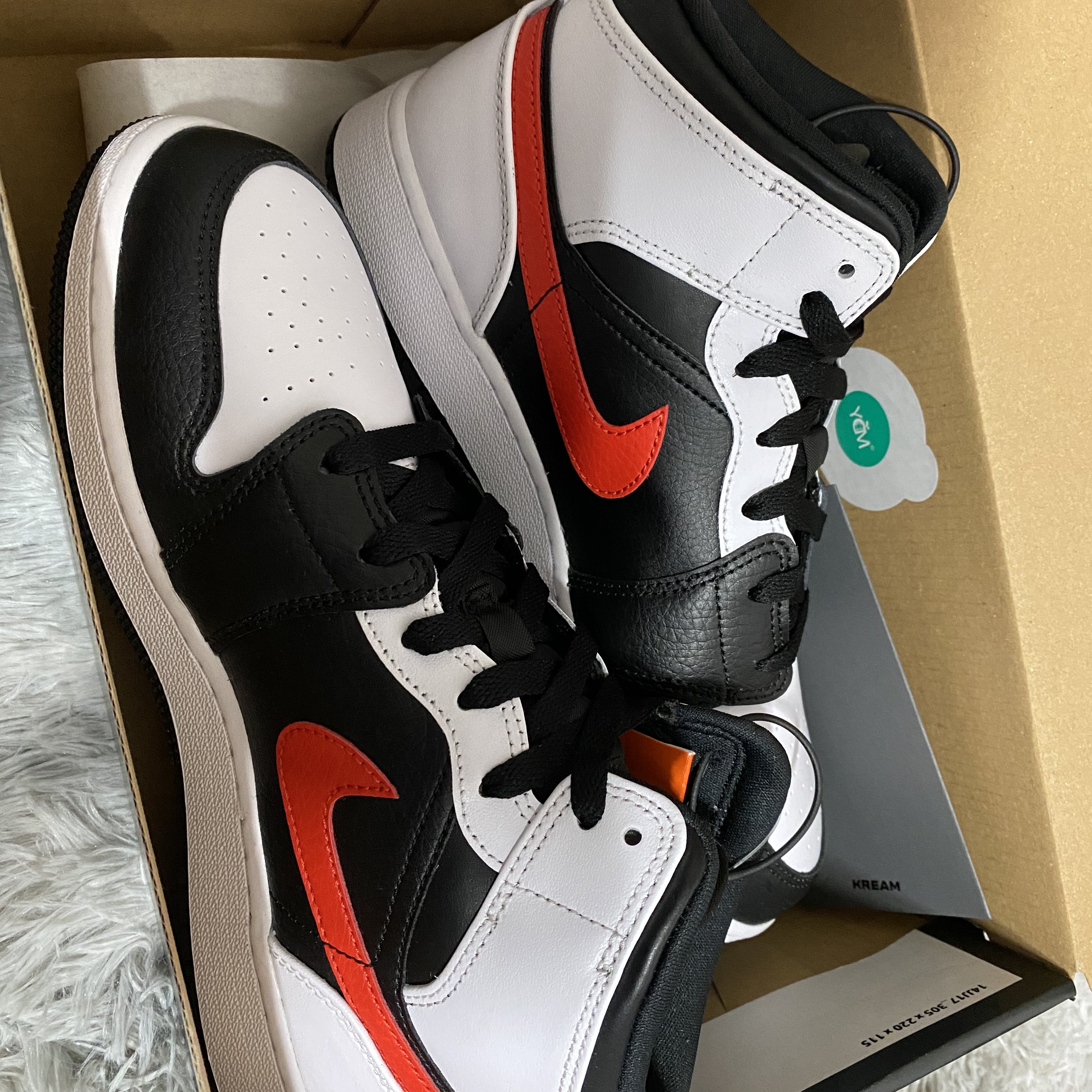 Jordan 1 Mid Black Chile Red 착용 스타일 - 2