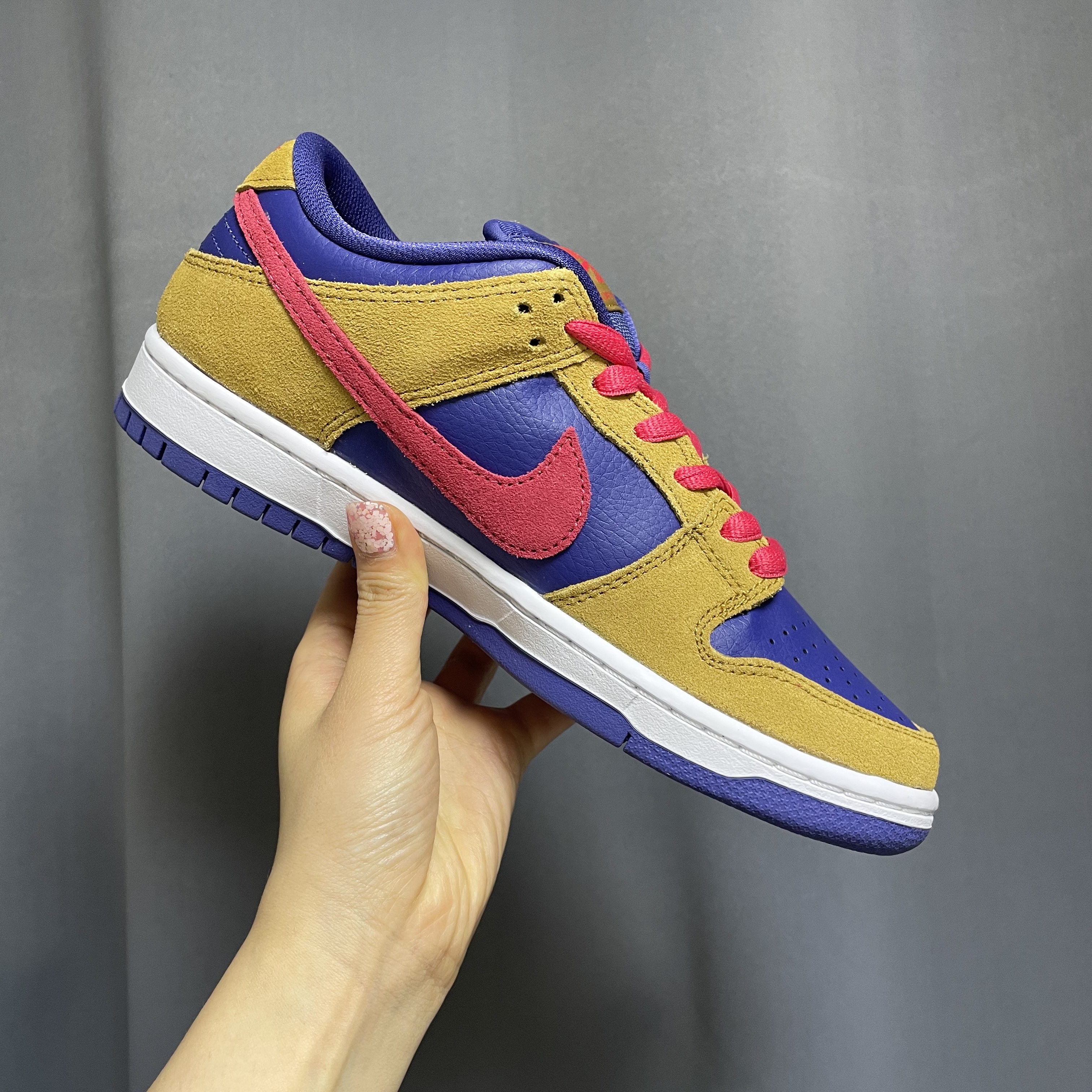 Nike SB Dunk Low Pro Wheat and Purple 착용 스타일 - 1