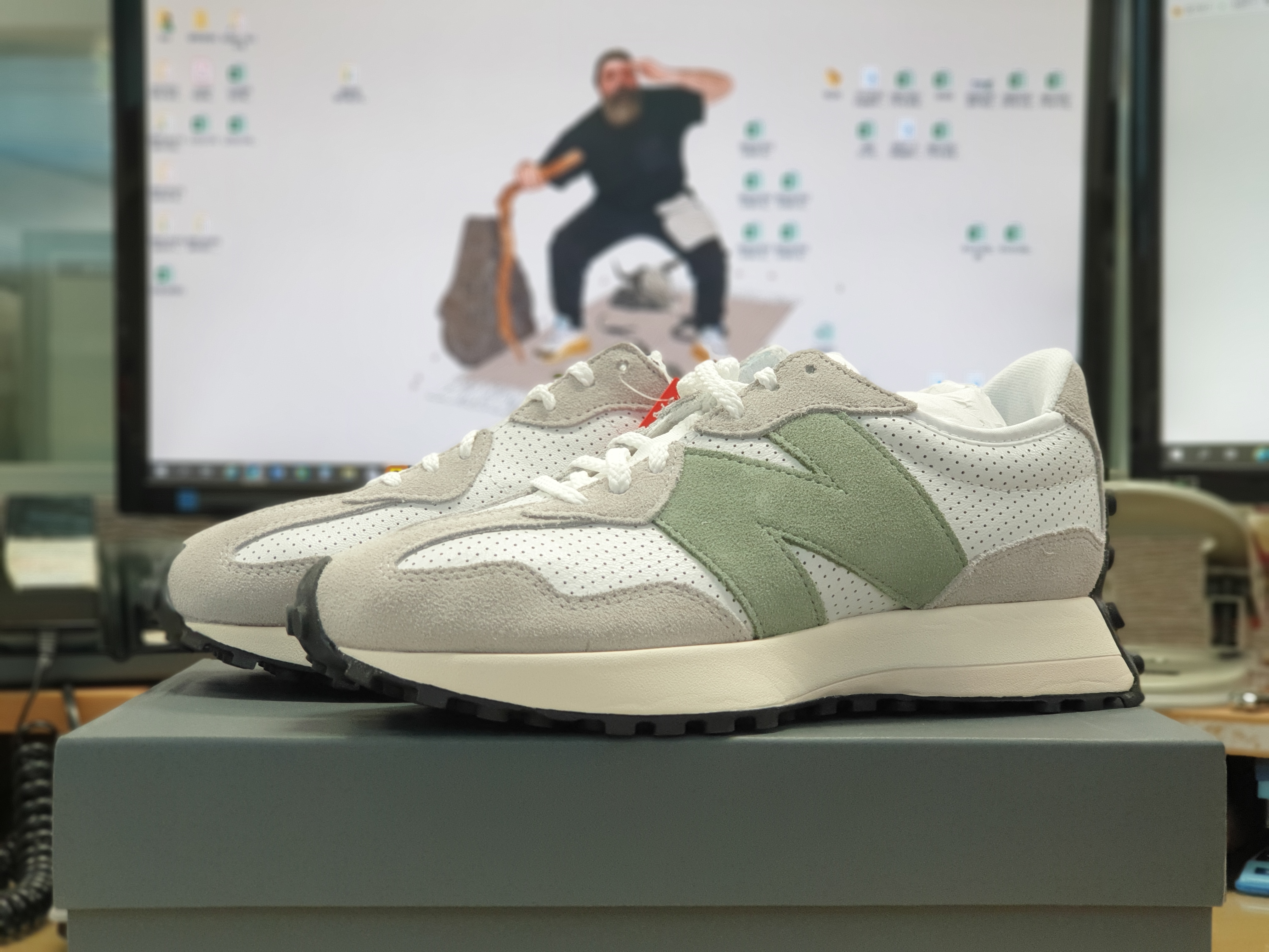 (W) New Balance 327 Grey Green - JD Sports Exclusive 착용 스타일