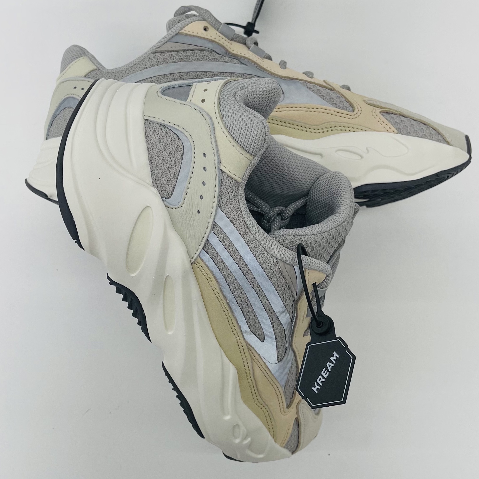 Adidas Yeezy Boost 700 V2 Cream 착용 스타일