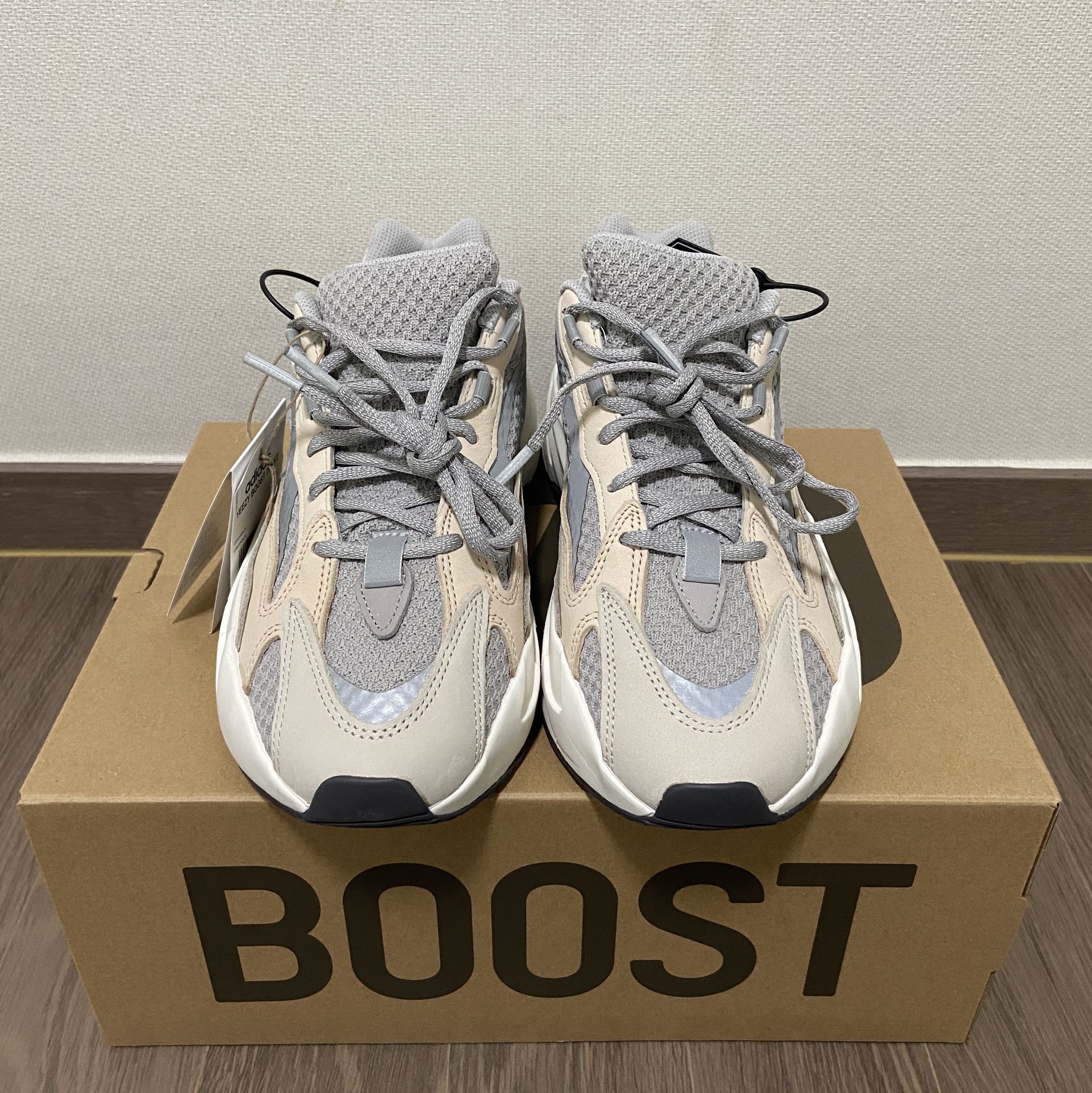 Adidas Yeezy Boost 700 V2 Cream 착용 스타일 - 1