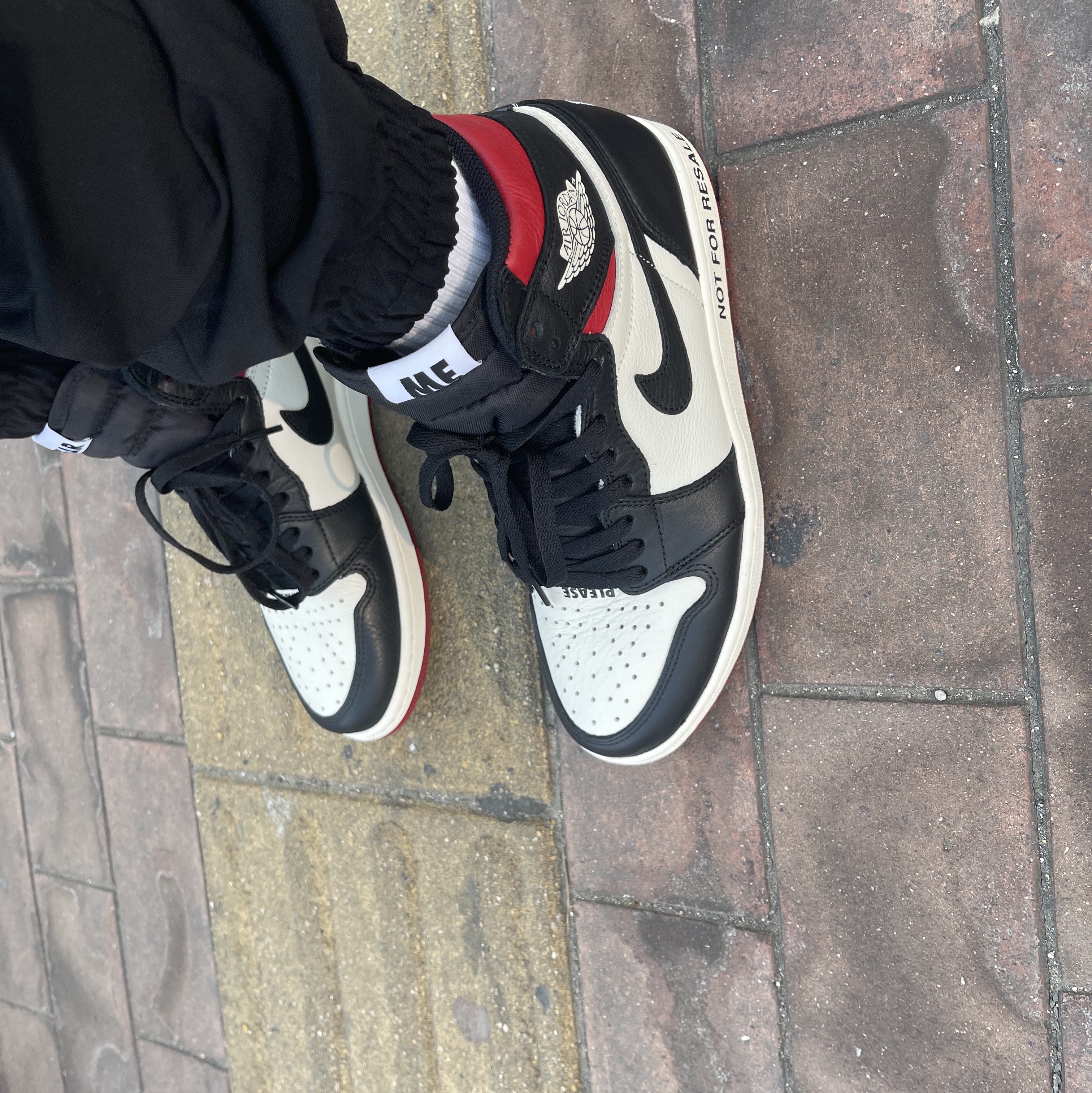 Jordan 1 Retro High Not for Resale Varsity Red 착용 스타일 - 1
