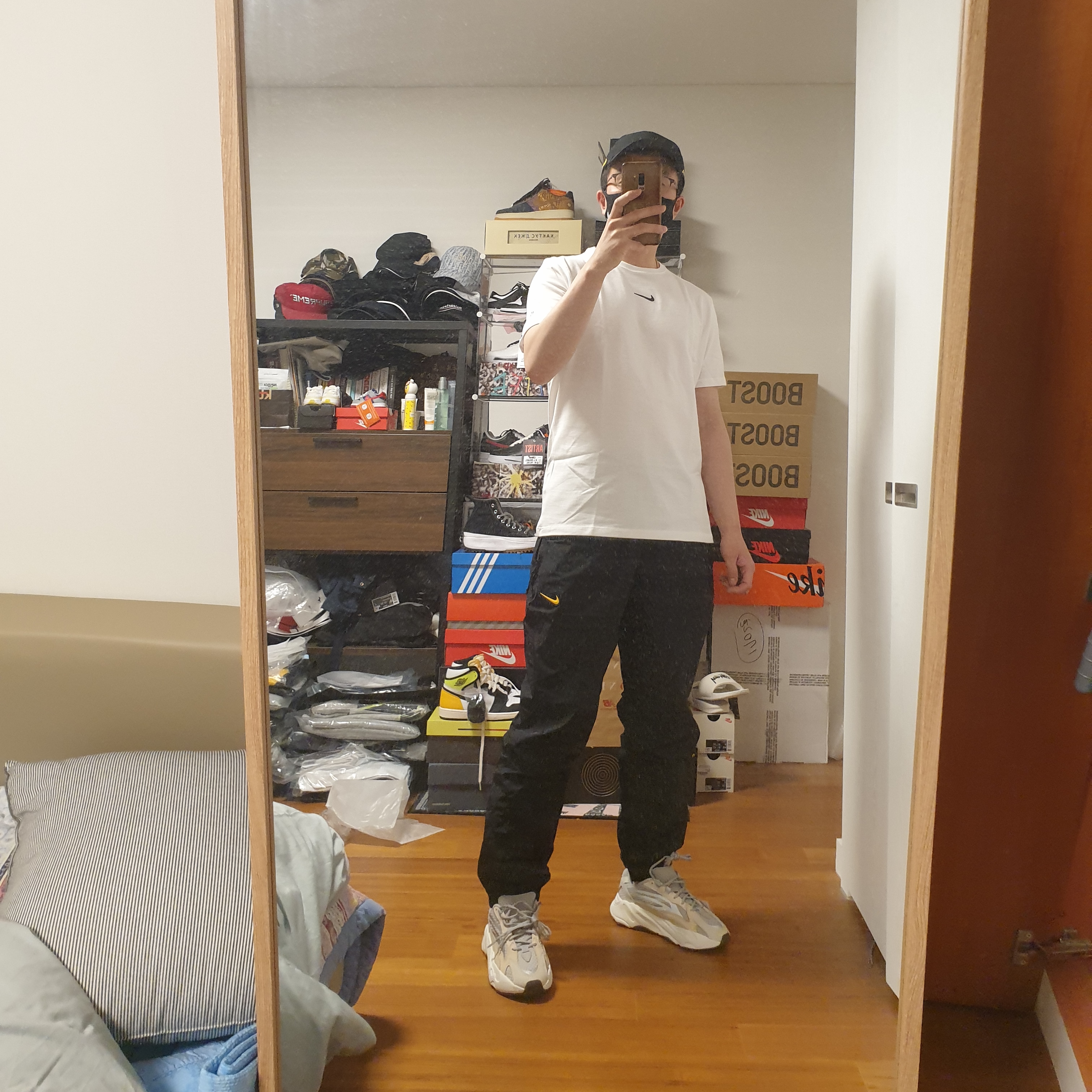 Nike x Drake Nocta NRG Short Sleeve Top White - Asia, Nike x Drake Nocta Essential Cap Black 착용 스타일 - 1