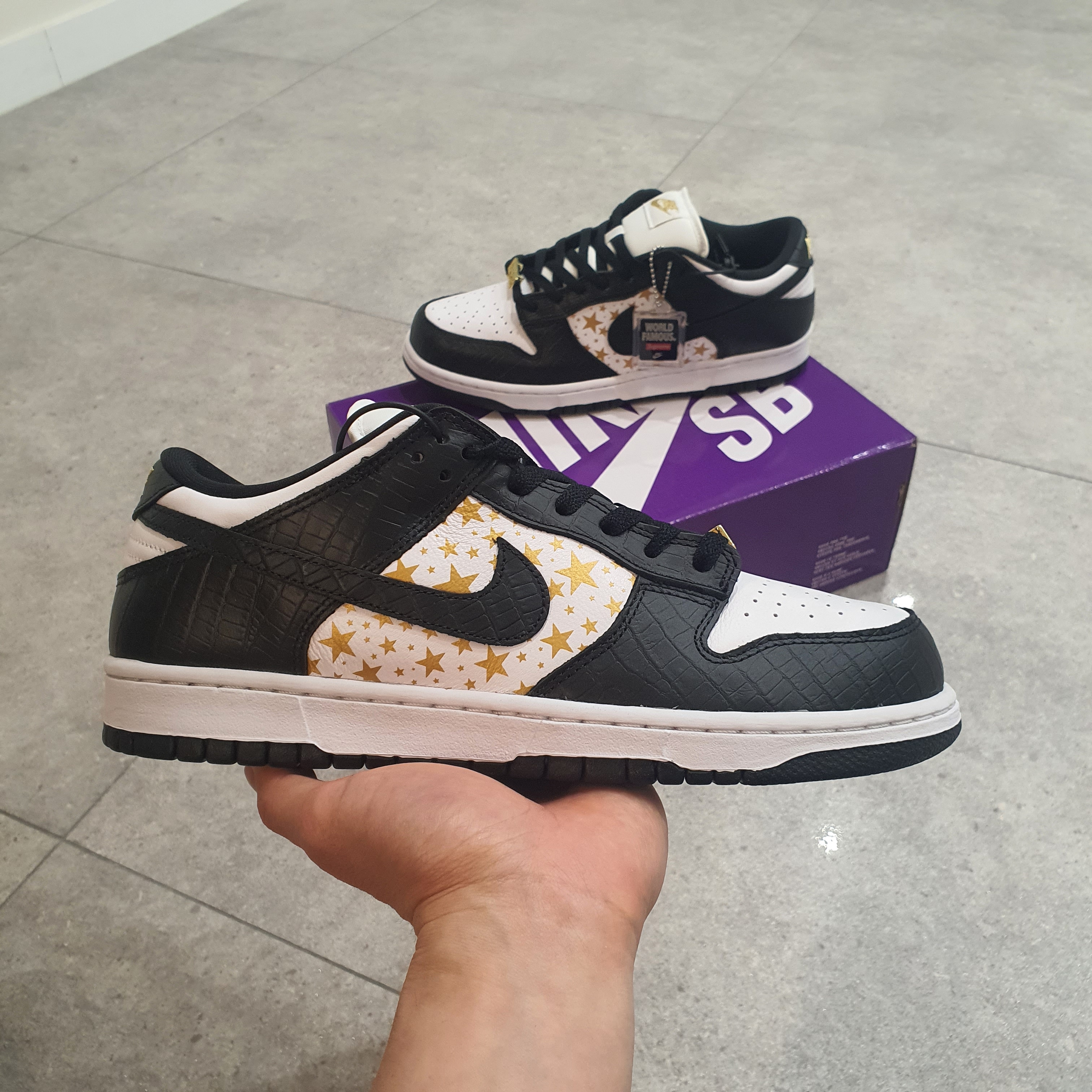 Nike x Supreme SB Dunk Low Black 착용 스타일