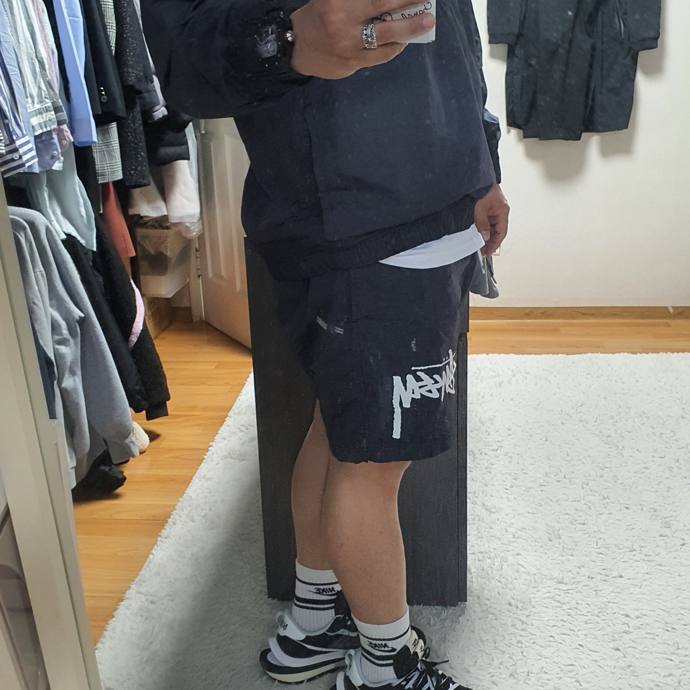 Nike x Stussy Water Shorts Off Noir, Nike x Stussy Windrunner Jacket Off Noir 착용 스타일 - 2