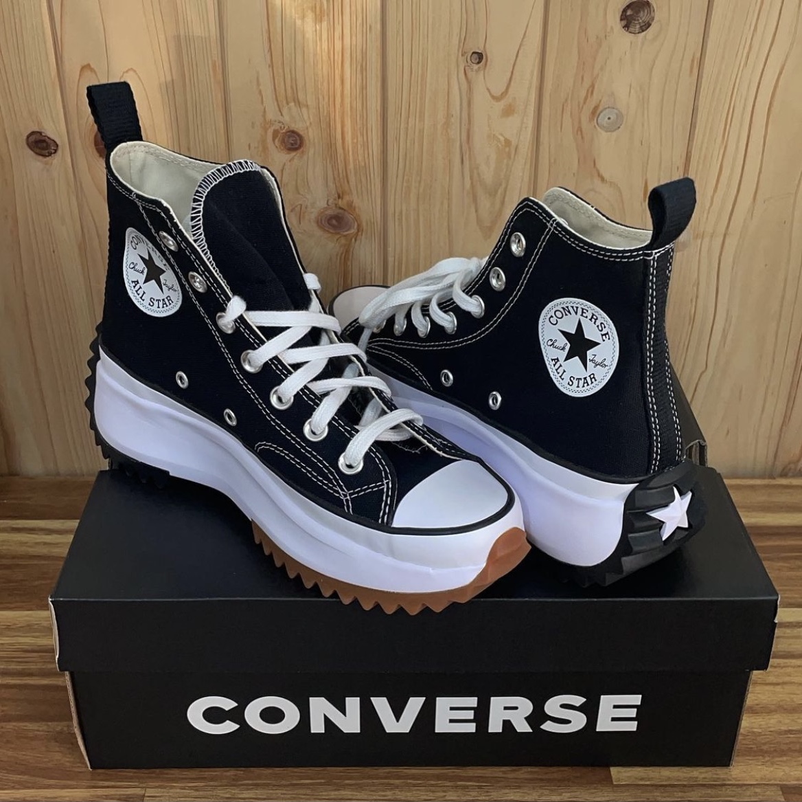Converse Run Star Hike Hi Black White Gum 착용 스타일