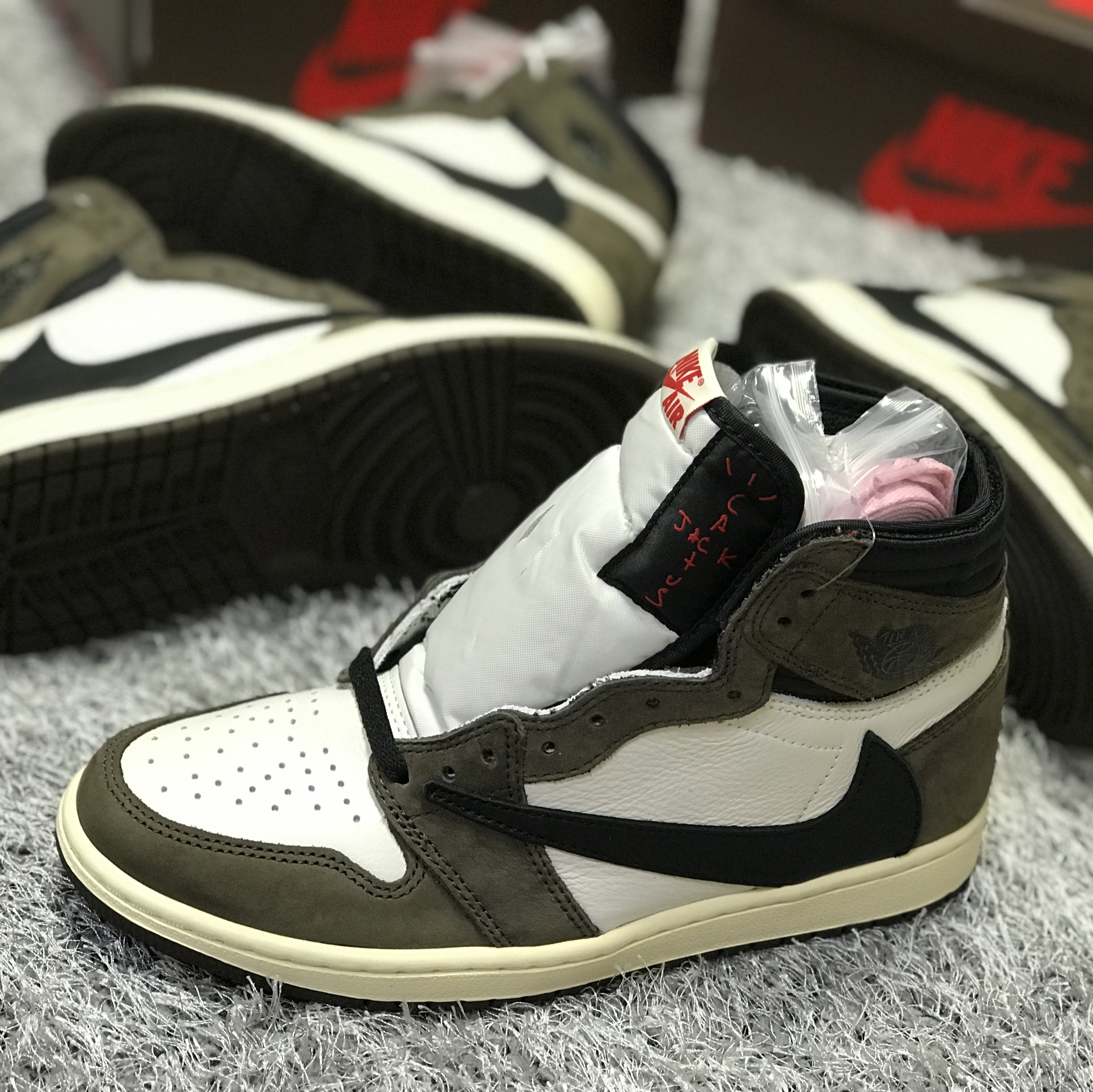 Jordan 1 x Travis Scott Retro High OG SP Mocha 착용 스타일 - 1