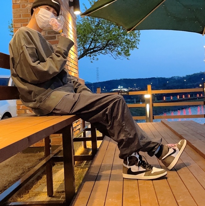 Jordan 1 x Travis Scott Retro High OG SP Mocha, Nike x Stussy Beach Pants Off Noir 착용 스타일 - 2