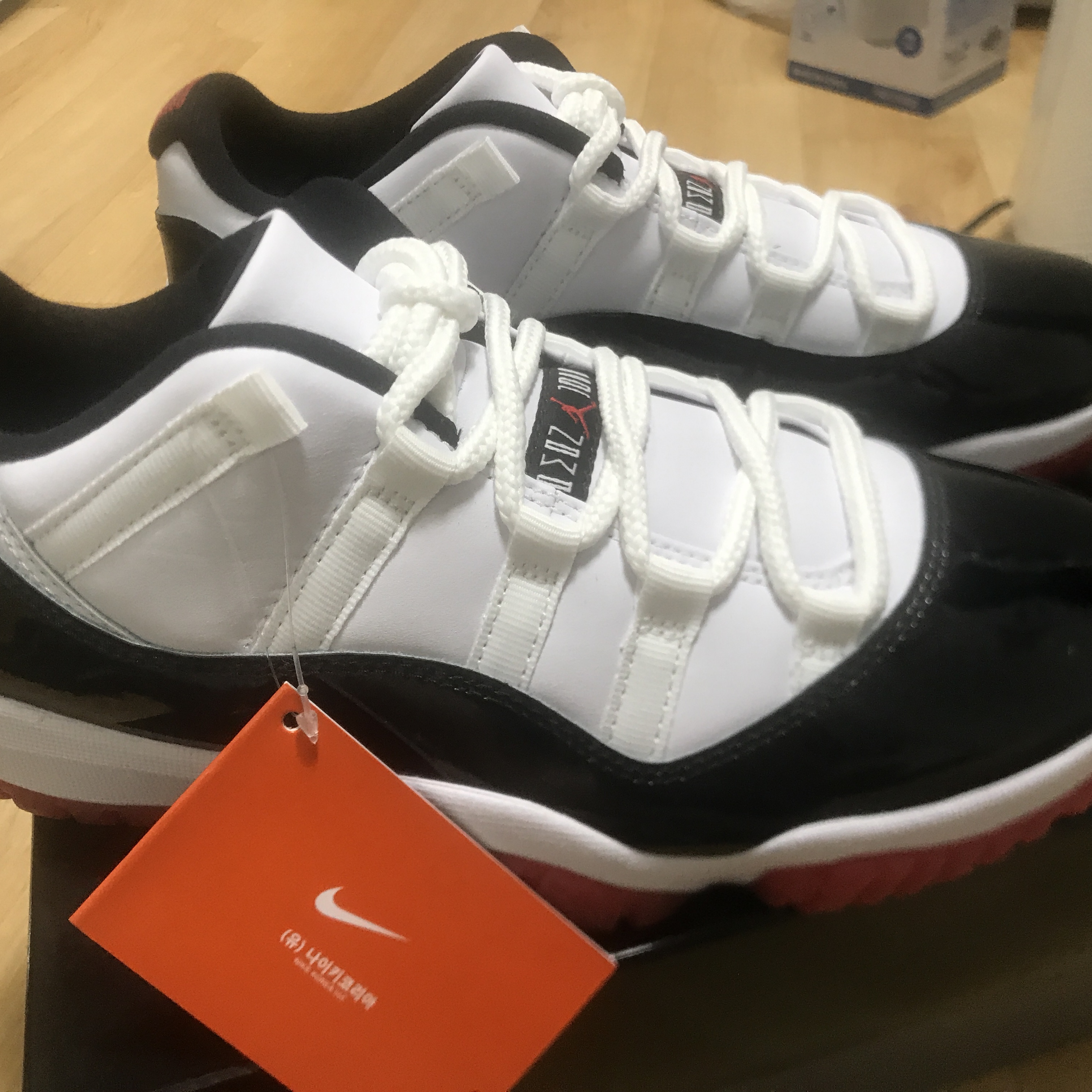 Jordan 11 Retro Low Concord Bred 착용 스타일 - 1