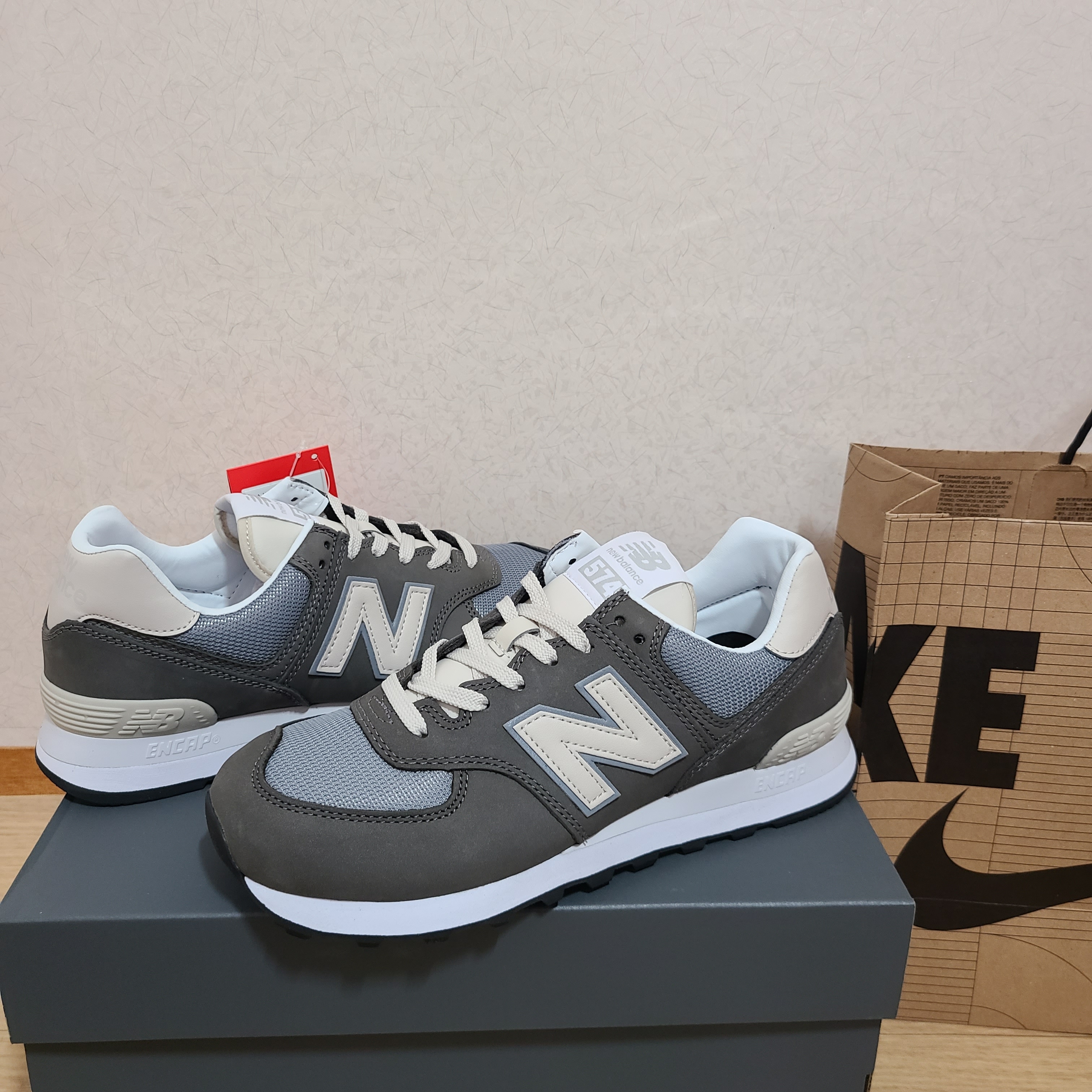New Balance 574 Classic Grey 착용 스타일 - 2