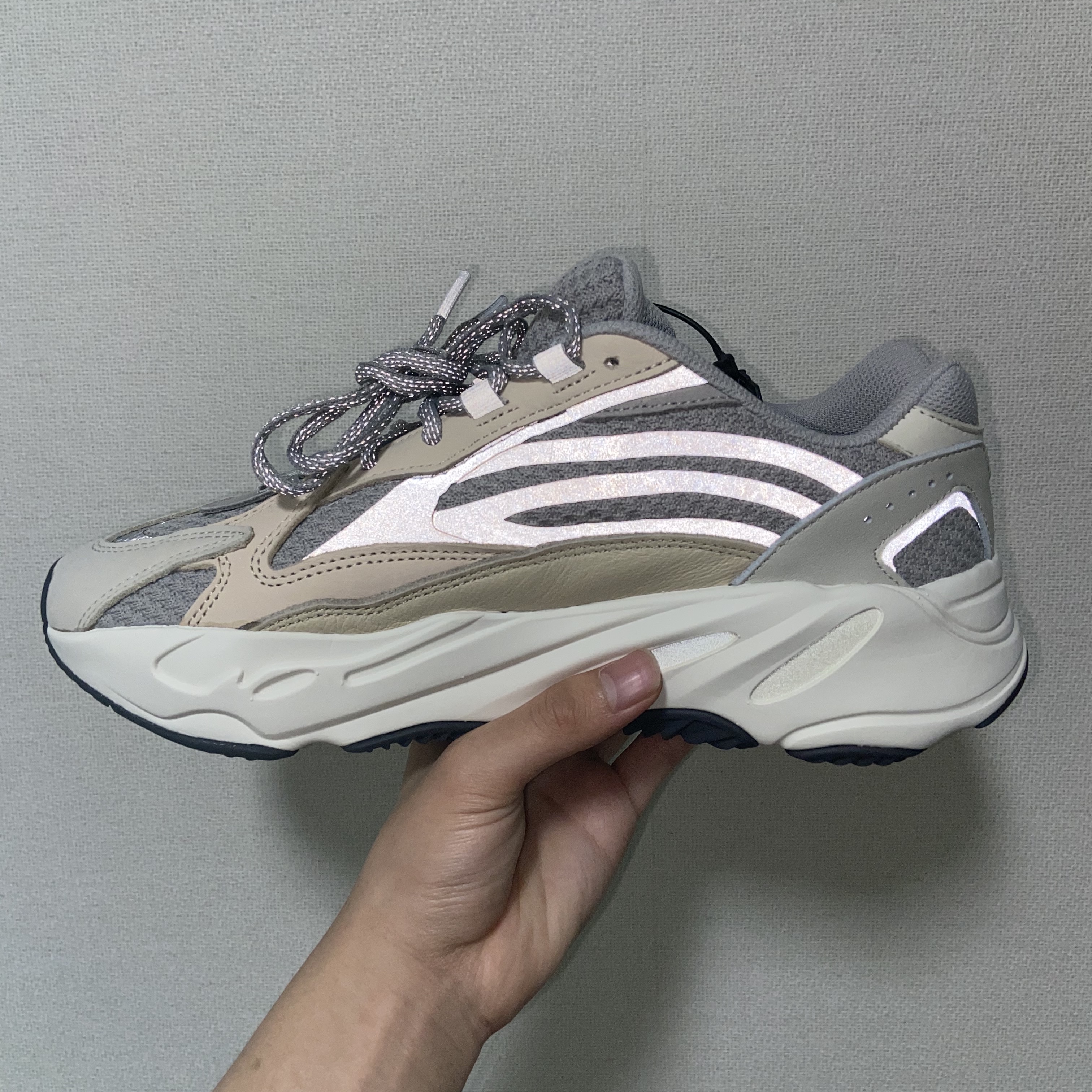Adidas Yeezy Boost 700 V2 Cream 착용 스타일 - 3