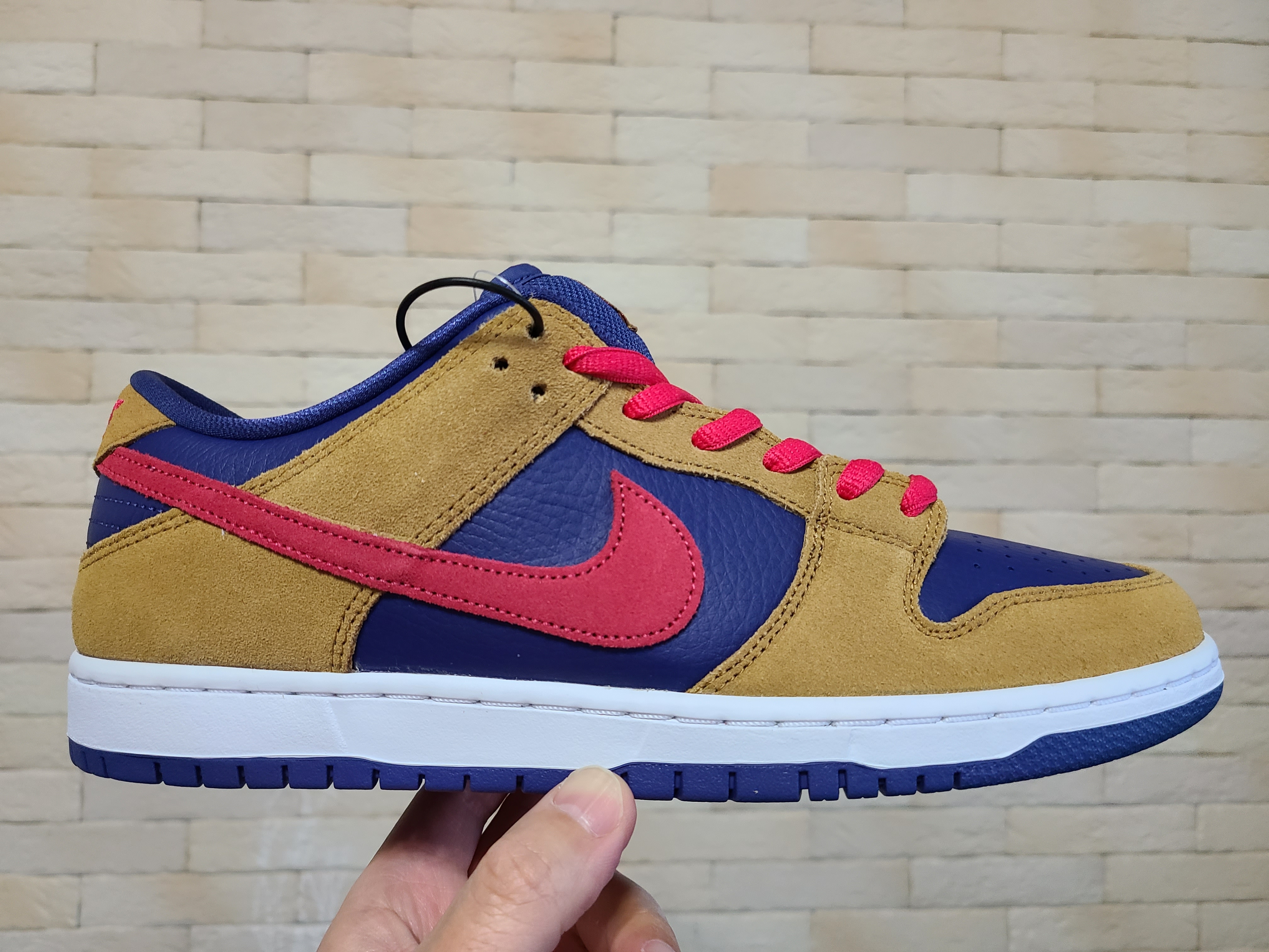 Nike SB Dunk Low Pro Wheat and Purple 착용 스타일 - 2