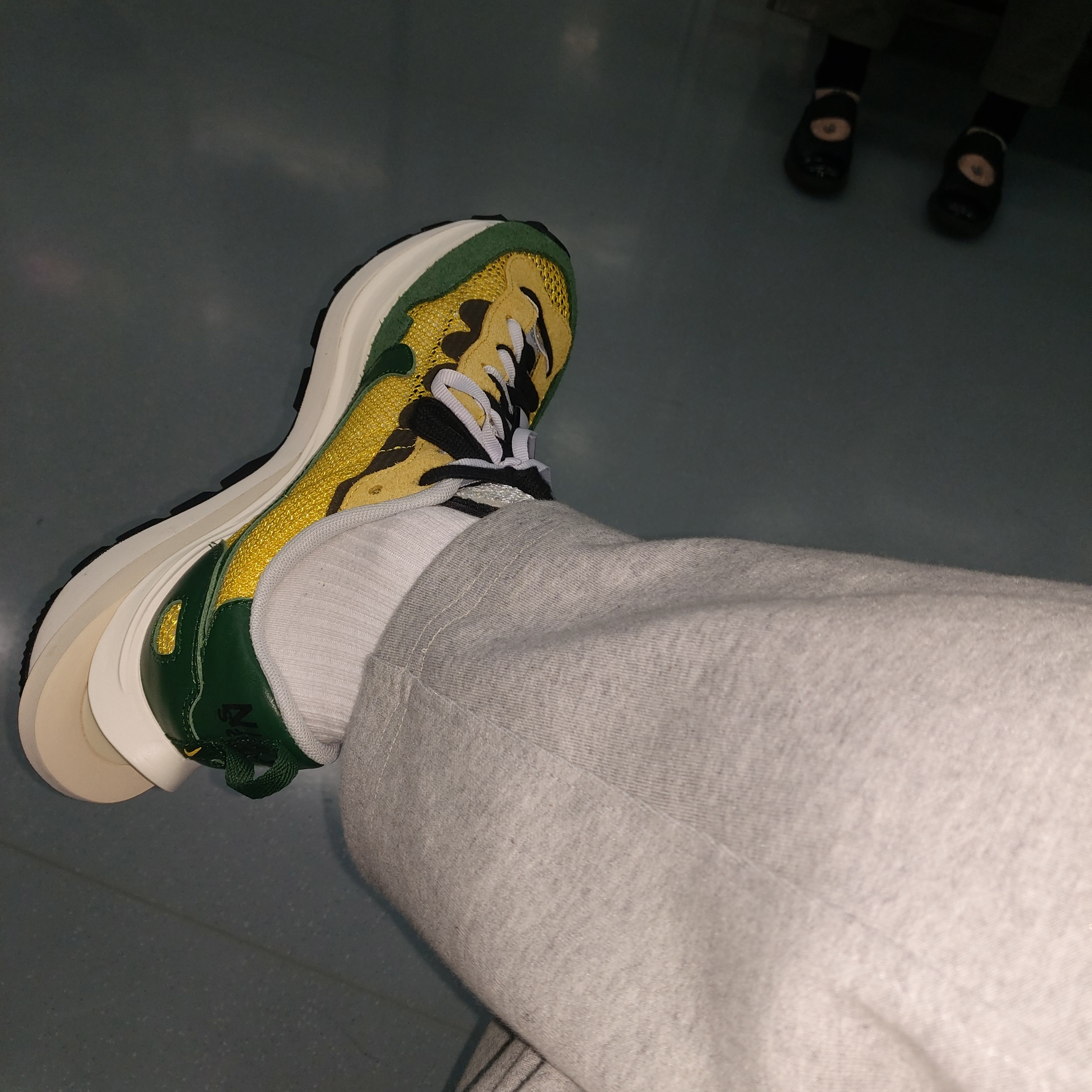 Nike x Sacai VaporWaffle Tour Yellow & Gorge Green Sail 착용 스타일 - 1