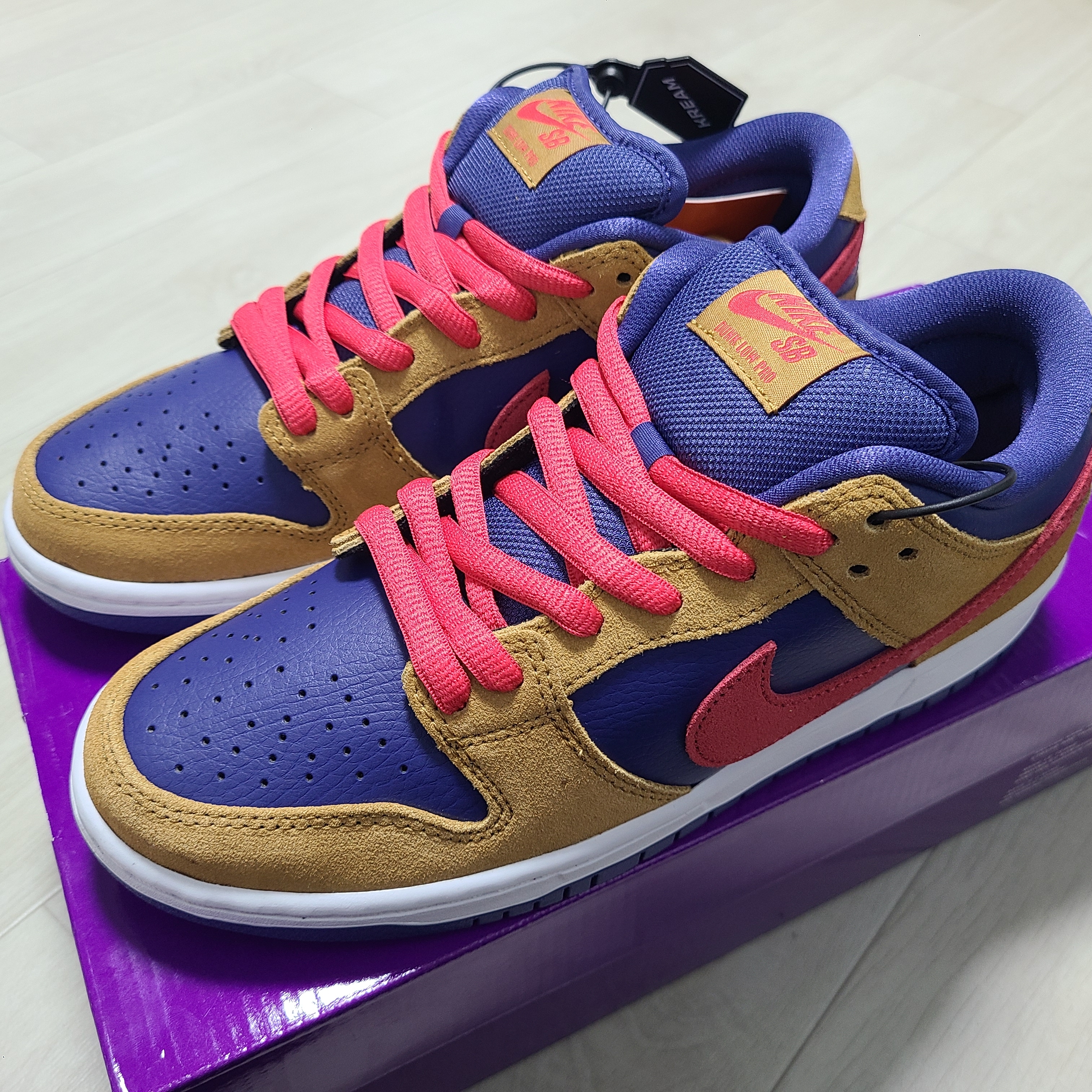 Nike SB Dunk Low Pro Wheat and Purple 착용 스타일 - 2
