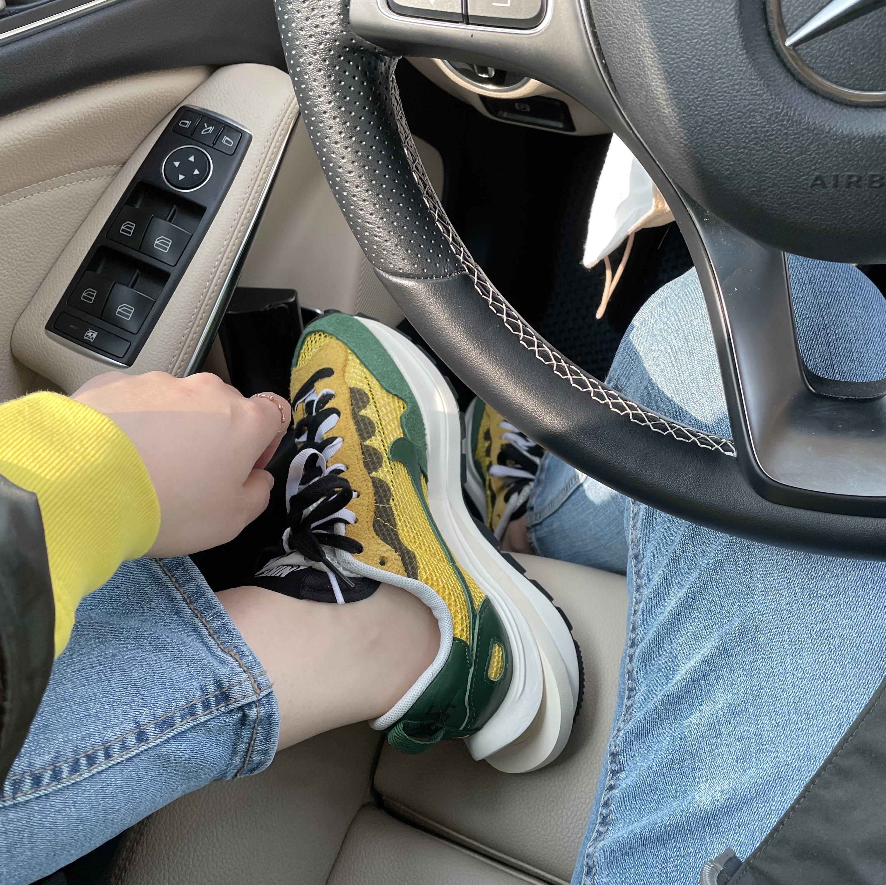 Nike x Sacai VaporWaffle Tour Yellow & Gorge Green Sail 착용 스타일