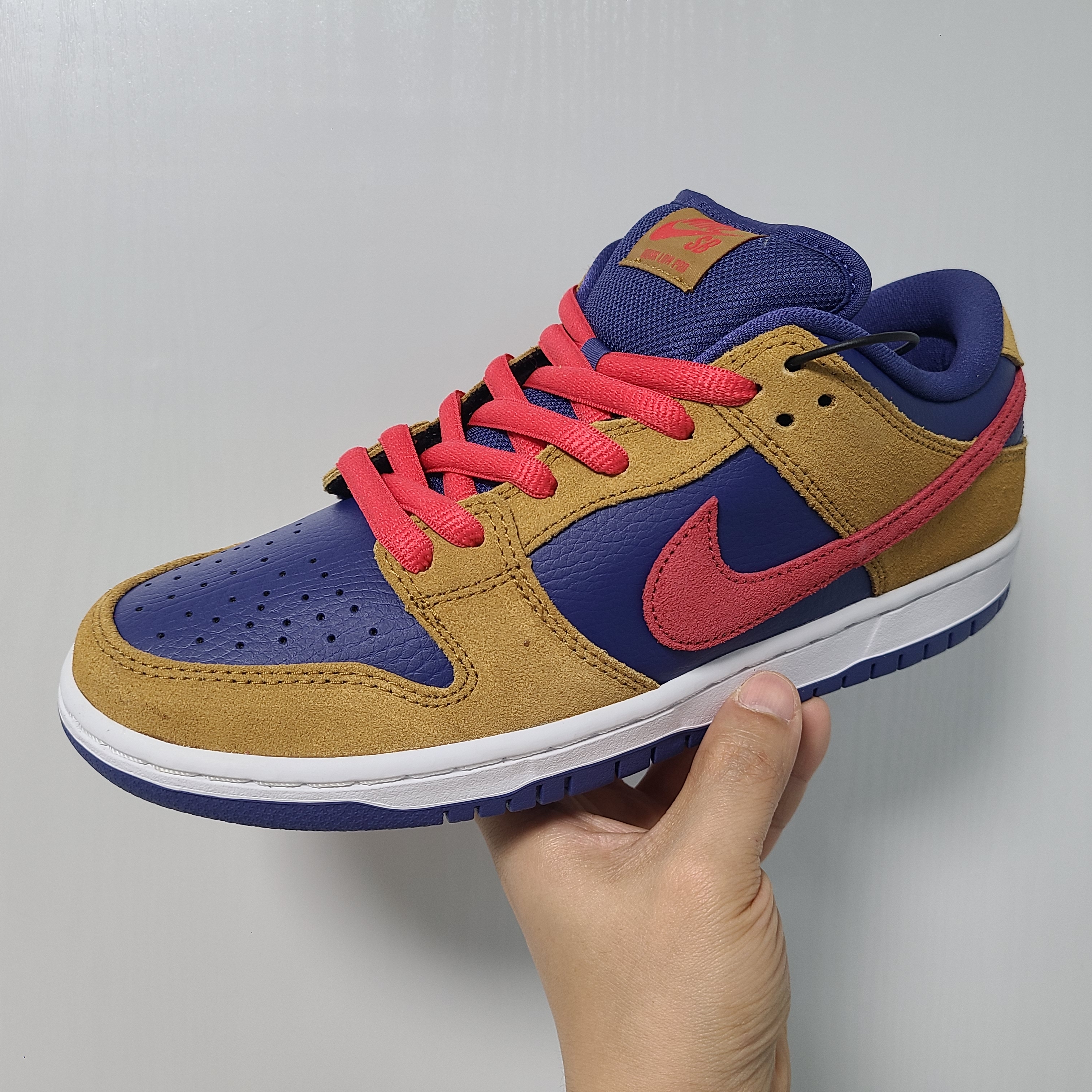 Nike SB Dunk Low Pro Wheat and Purple 착용 스타일 - 1