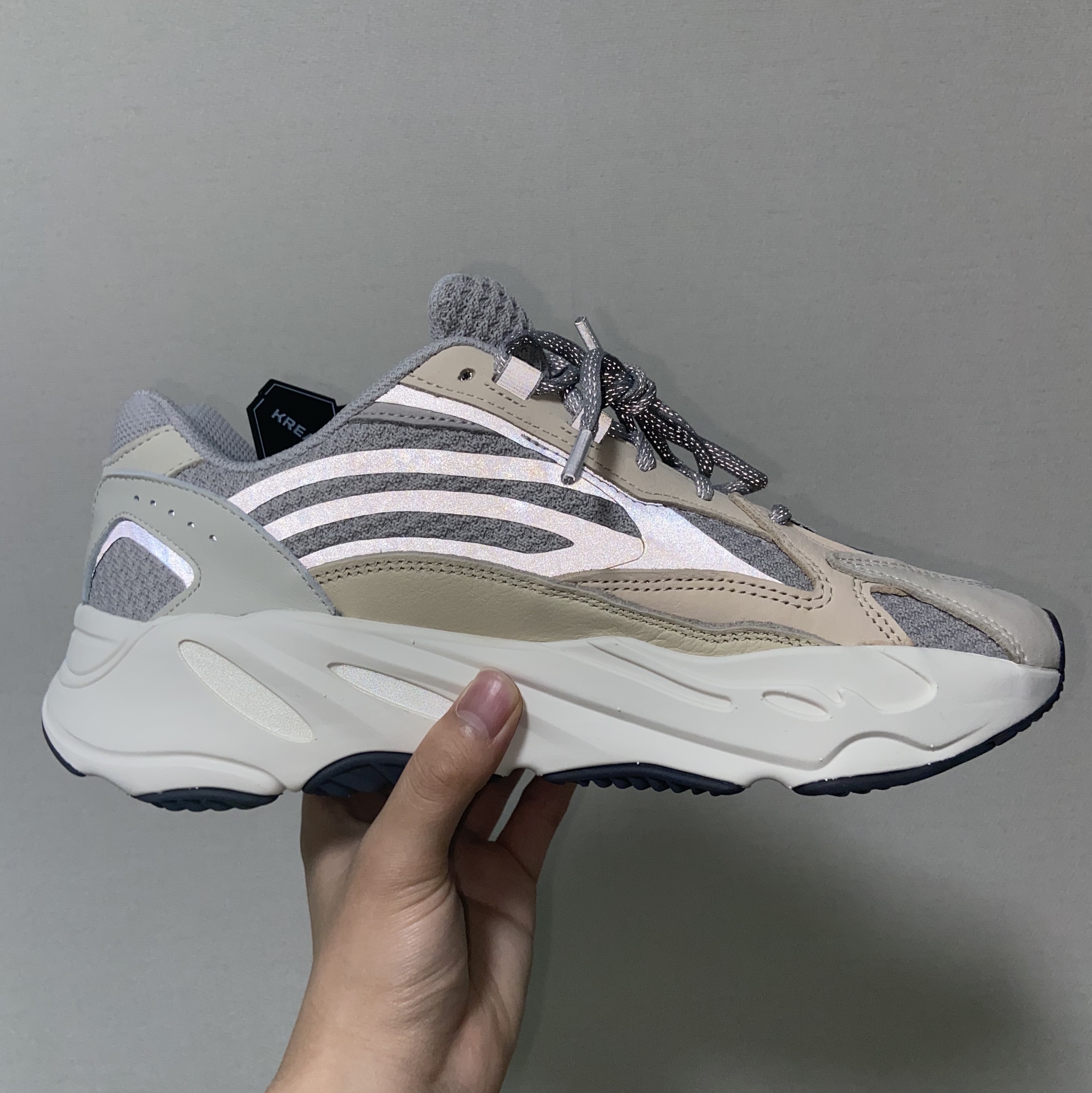 Adidas Yeezy Boost 700 V2 Cream 착용 스타일 - 2