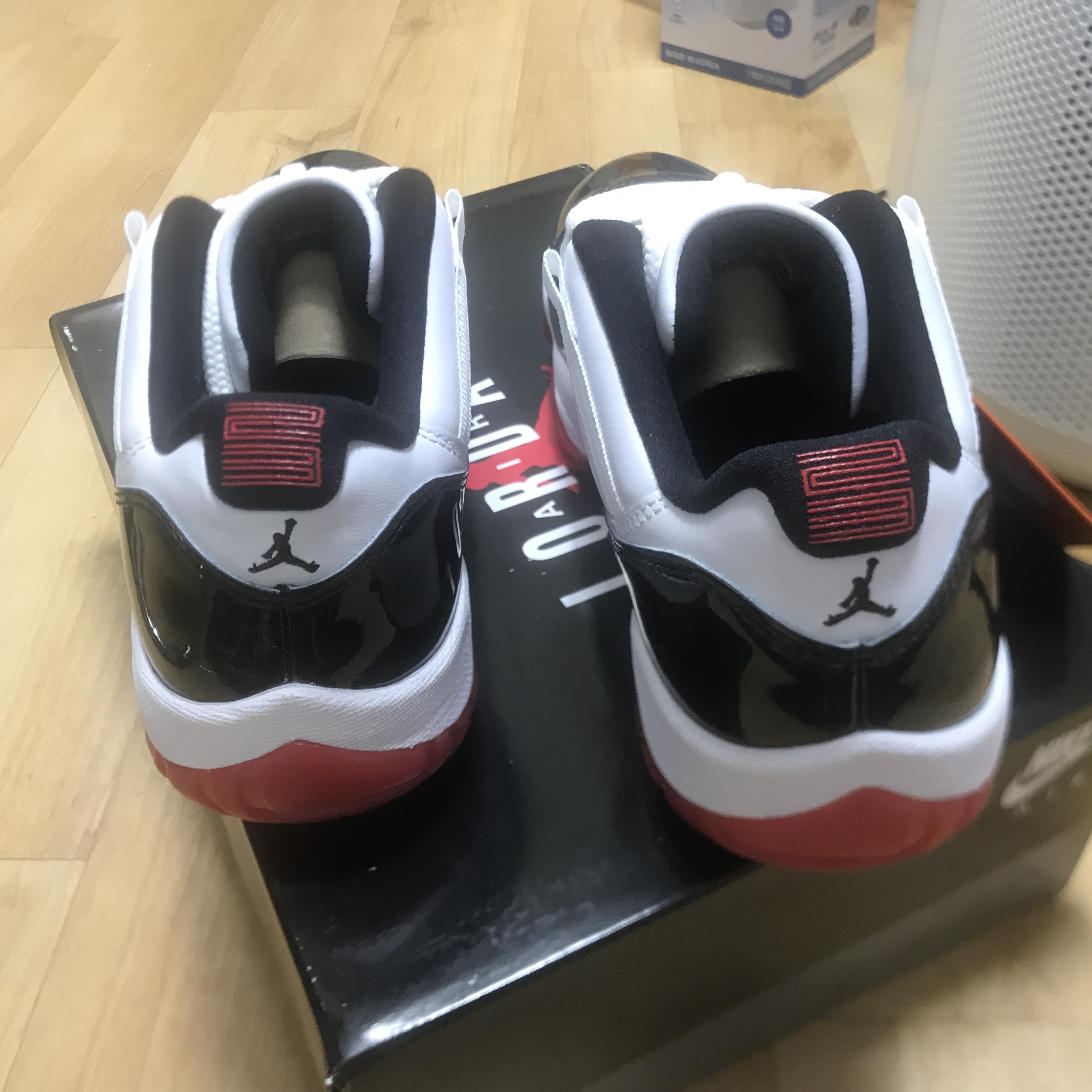 Jordan 11 Retro Low Concord Bred 착용 스타일 - 2