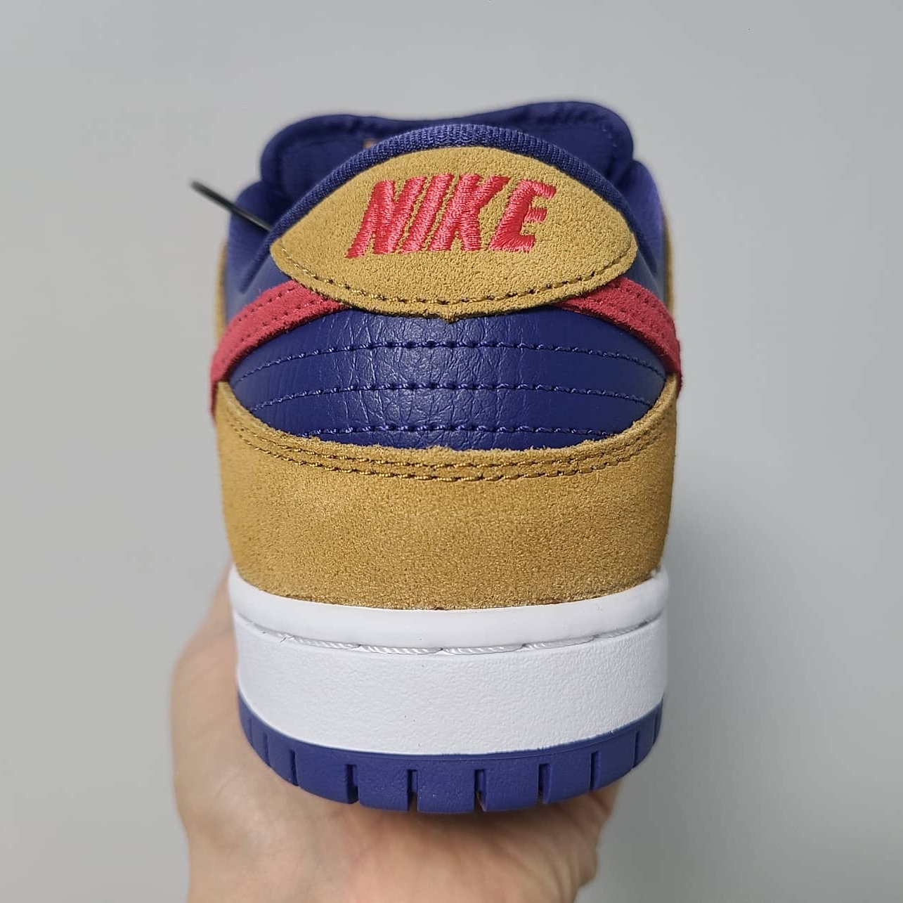 Nike SB Dunk Low Pro Wheat and Purple 착용 스타일 - 3