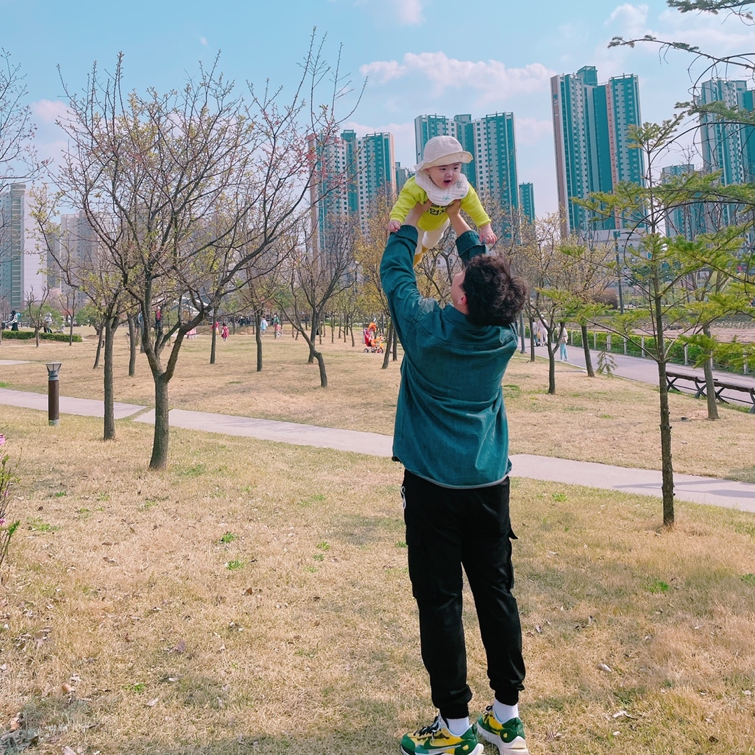 Nike x Sacai VaporWaffle Tour Yellow & Gorge Green Sail 착용 스타일